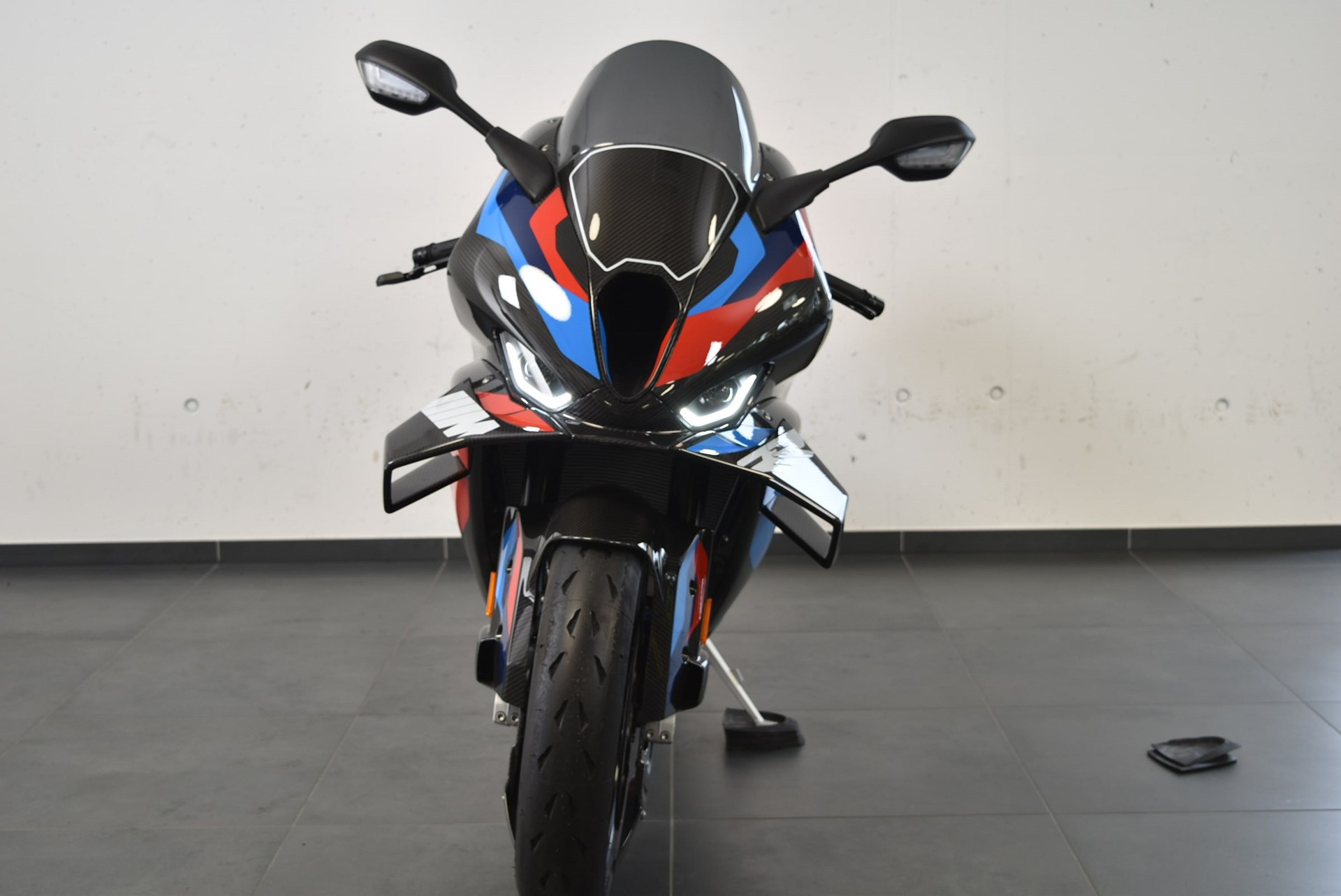 BMW M 1000 RR-showroom-element-3