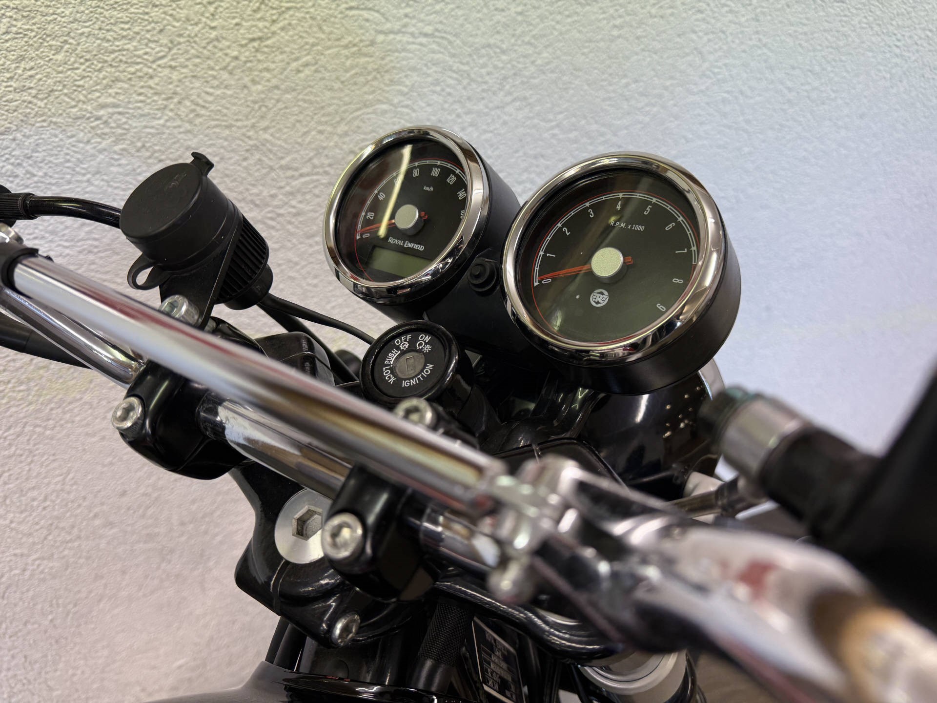 ROYAL ENFIELD INTERCEPTOR 650 Interceptor-showroom-element-1