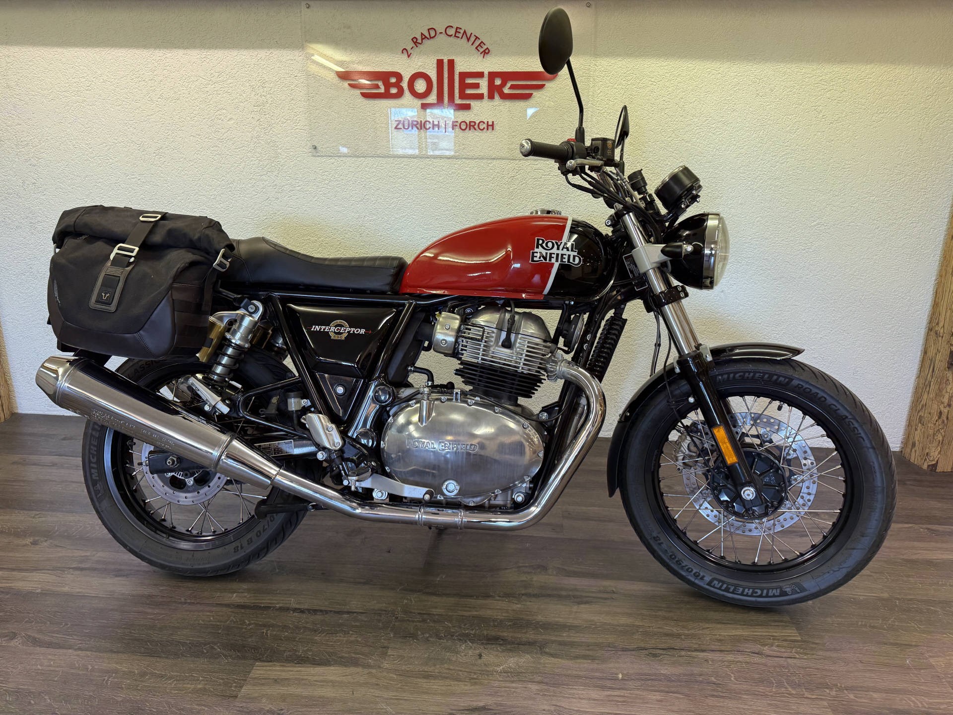 ROYAL ENFIELD INTERCEPTOR 650 Interceptor-showroom-element-2