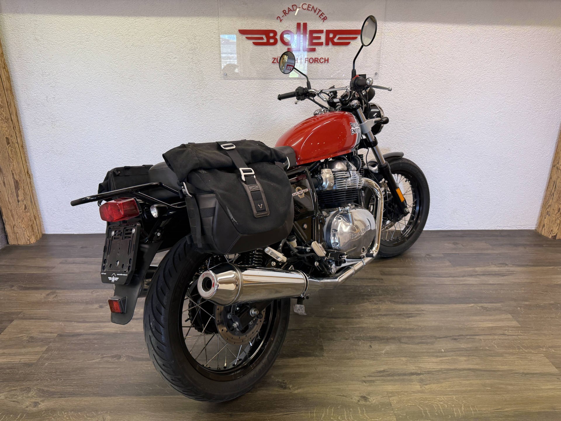 ROYAL ENFIELD INTERCEPTOR 650 Interceptor-showroom-element-3
