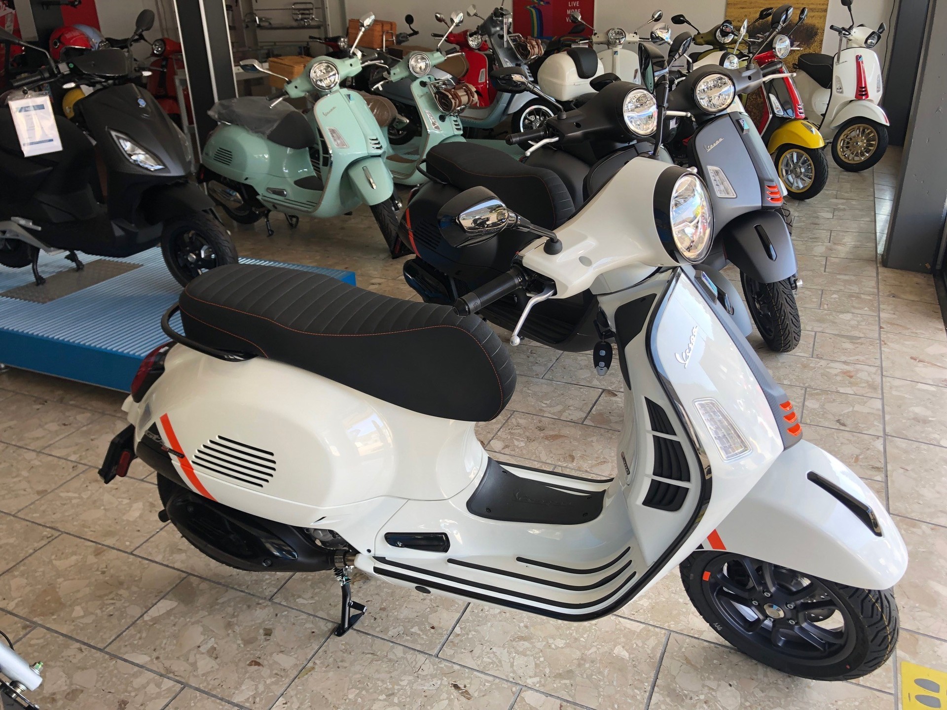 PIAGGIO Vespa GTS 300 Super Sport ABS-image-3