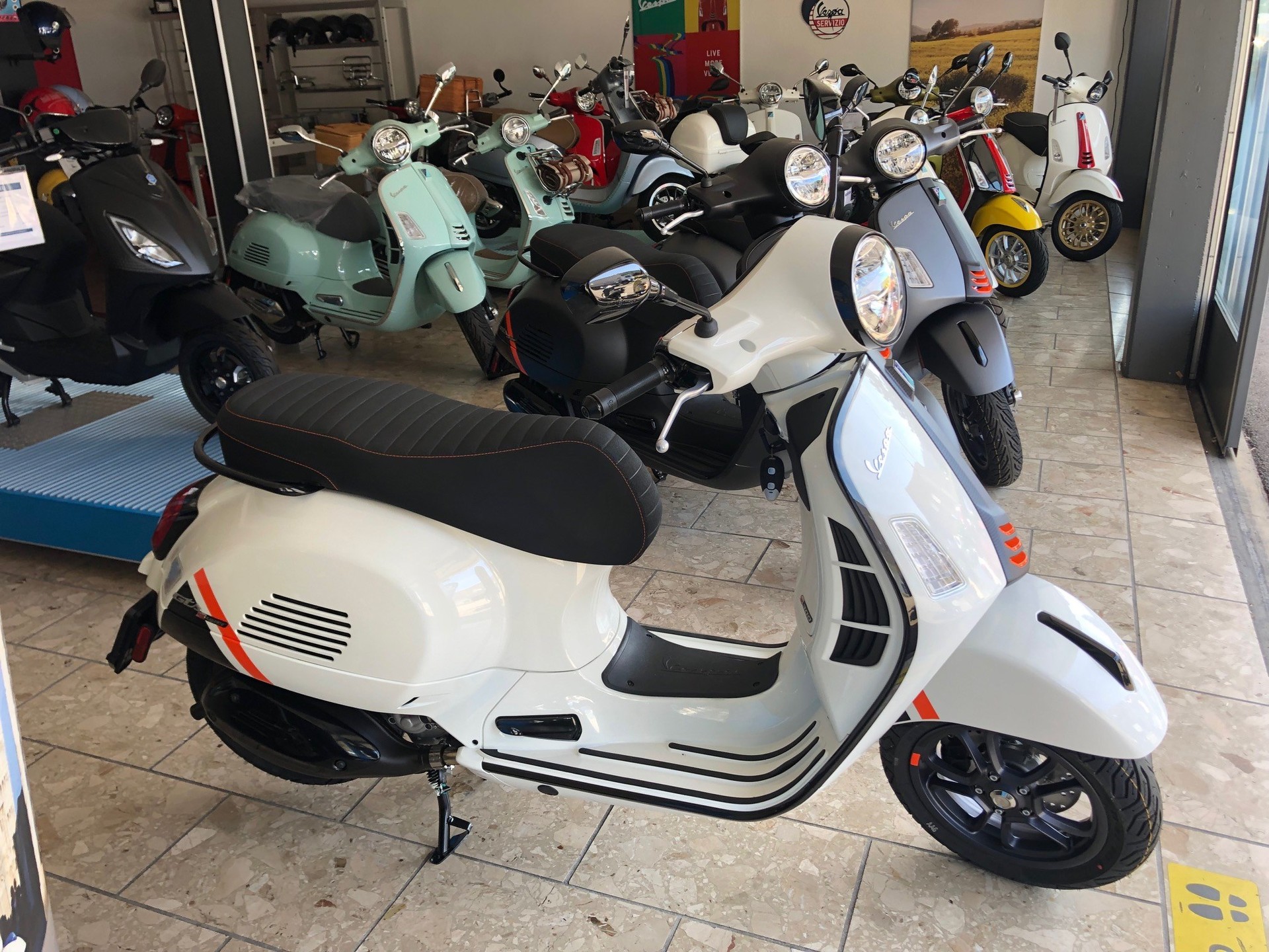 PIAGGIO Vespa GTS 300 Super Sport ABS-image-4