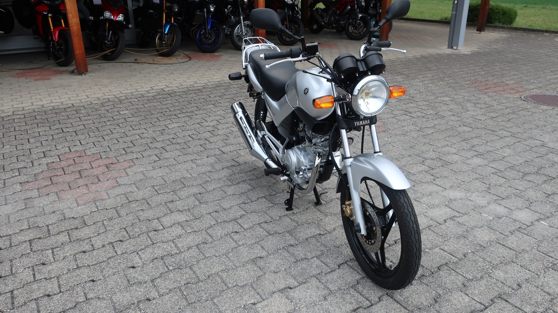 YAMAHA YBR 125-showroom-element-3