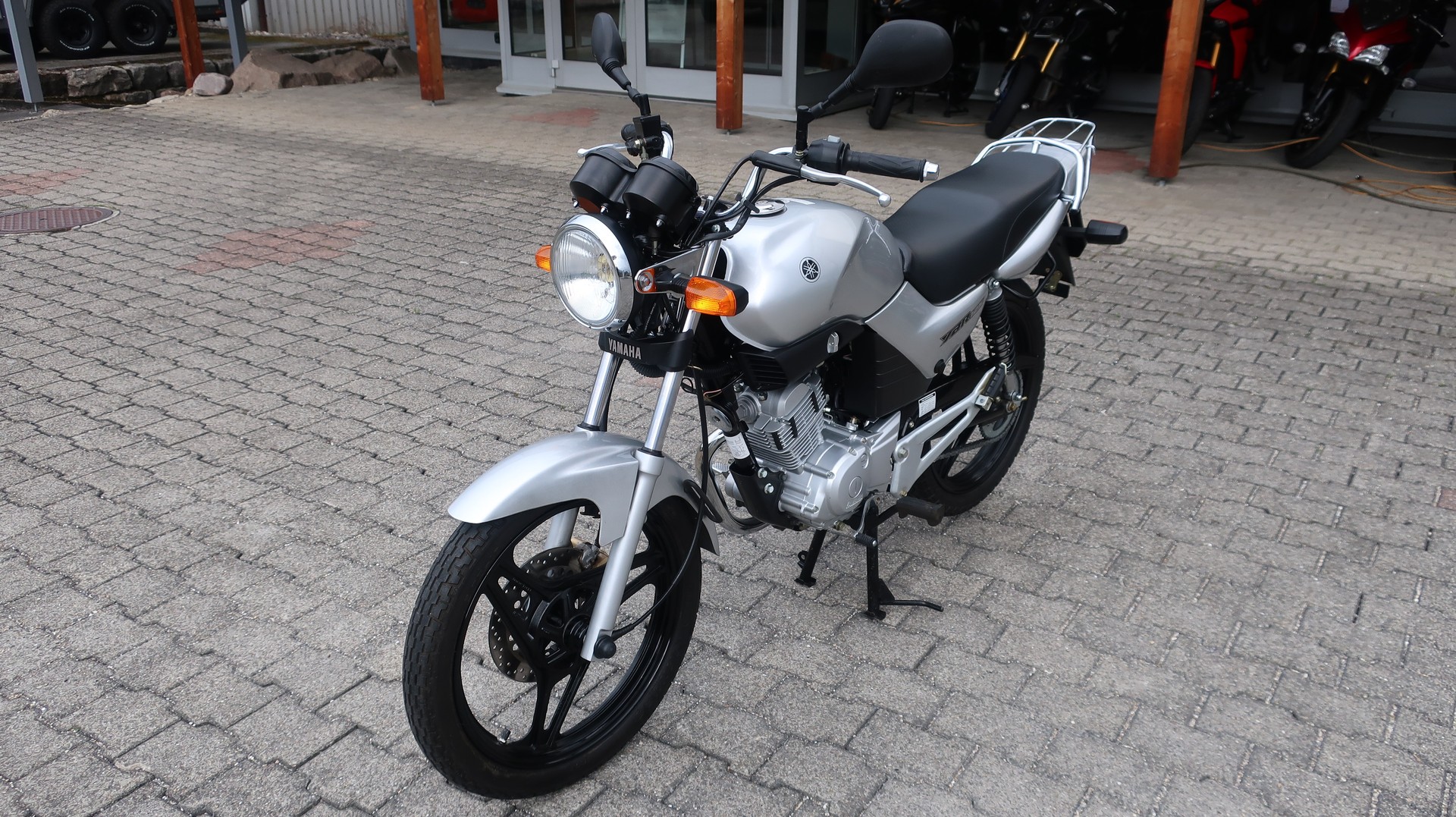YAMAHA YBR 125-showroom-element-2
