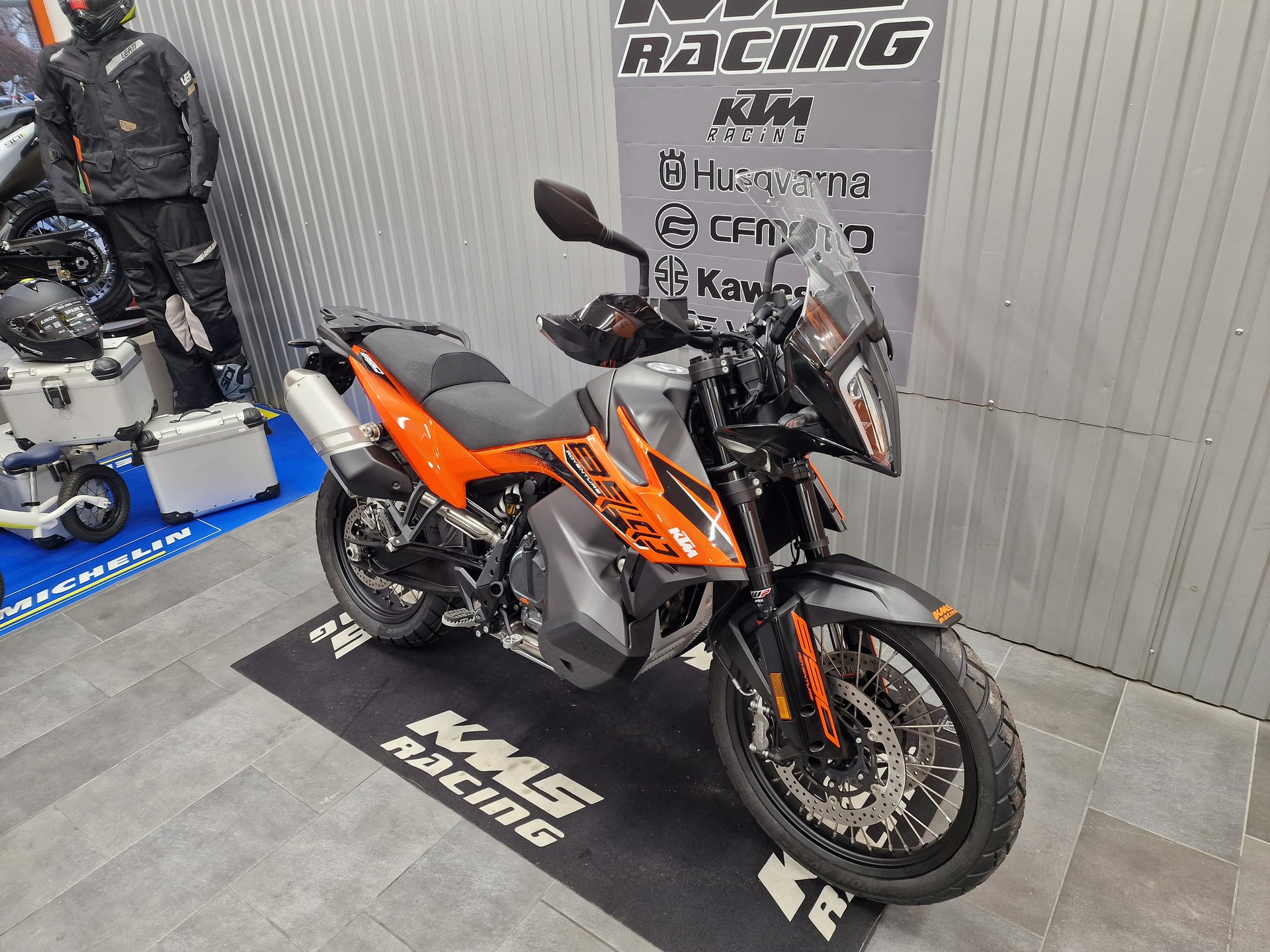 KTM 890 Adventure-showroom-element-1