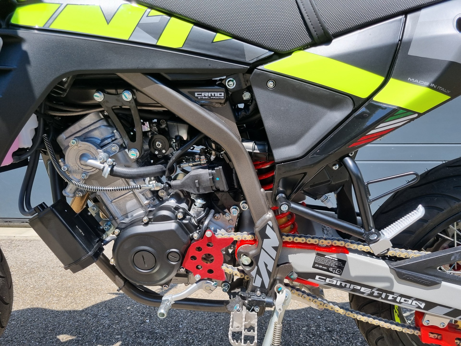 FANTIC XMF 125 Motard-showroom-element-2