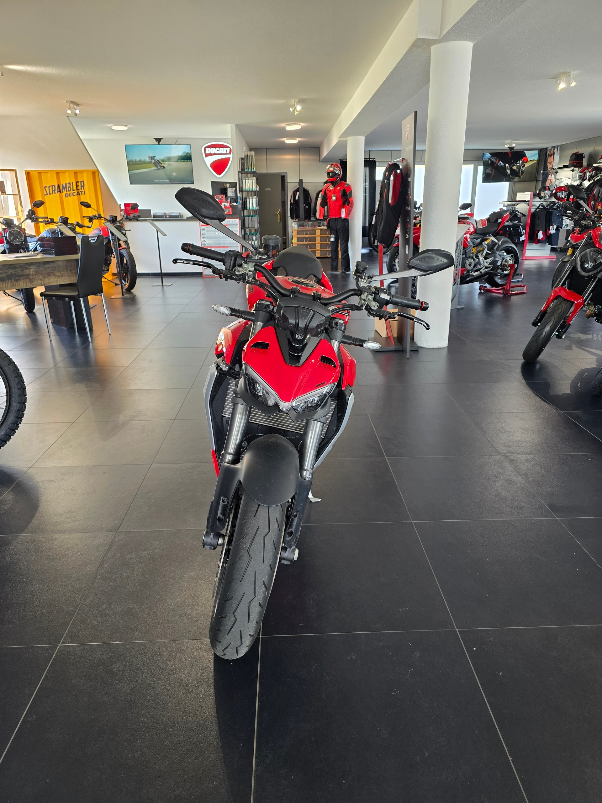 DUCATI Streetfighter V2-showroom-element-2