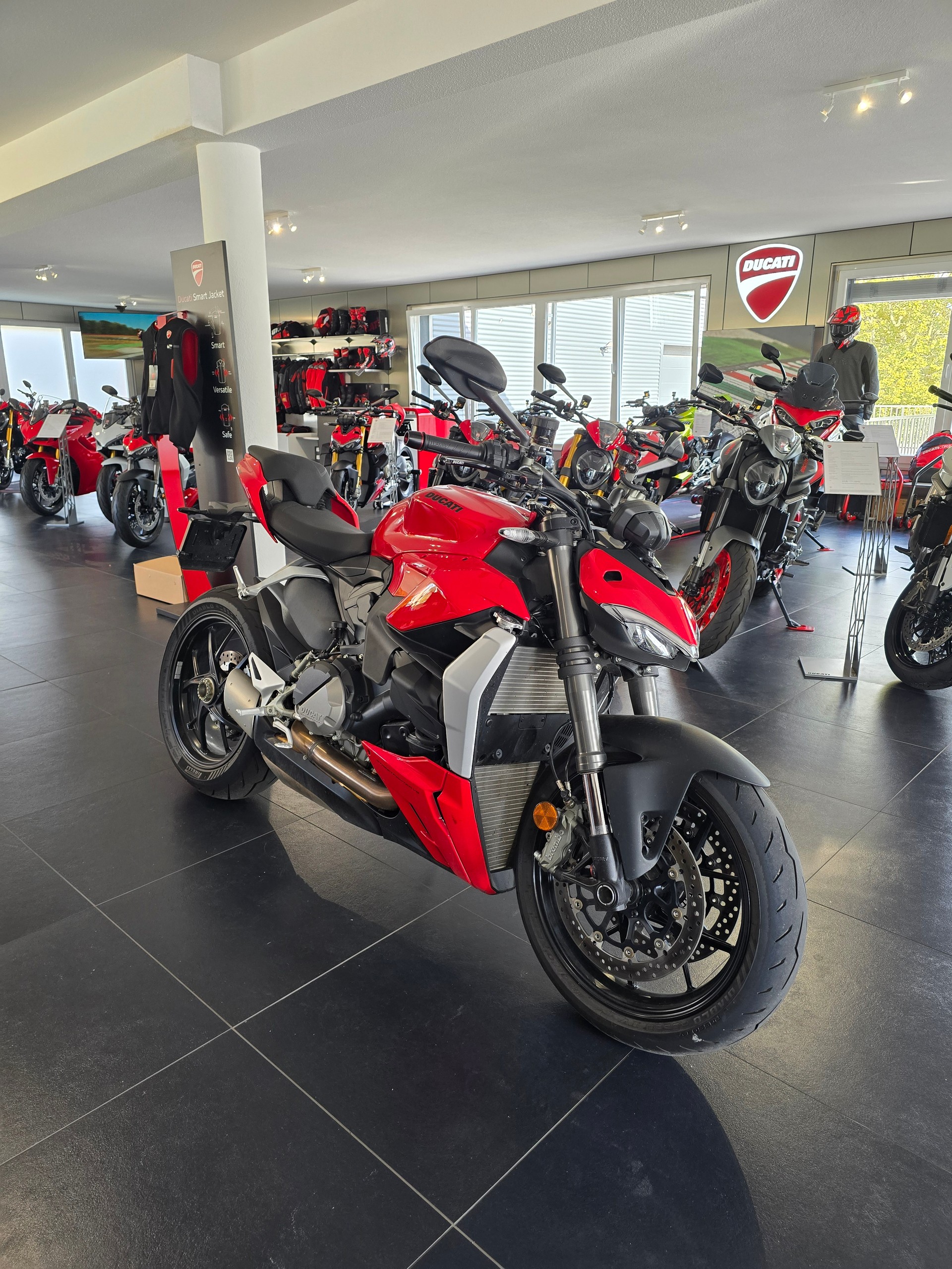 DUCATI Streetfighter V2-showroom-element-1