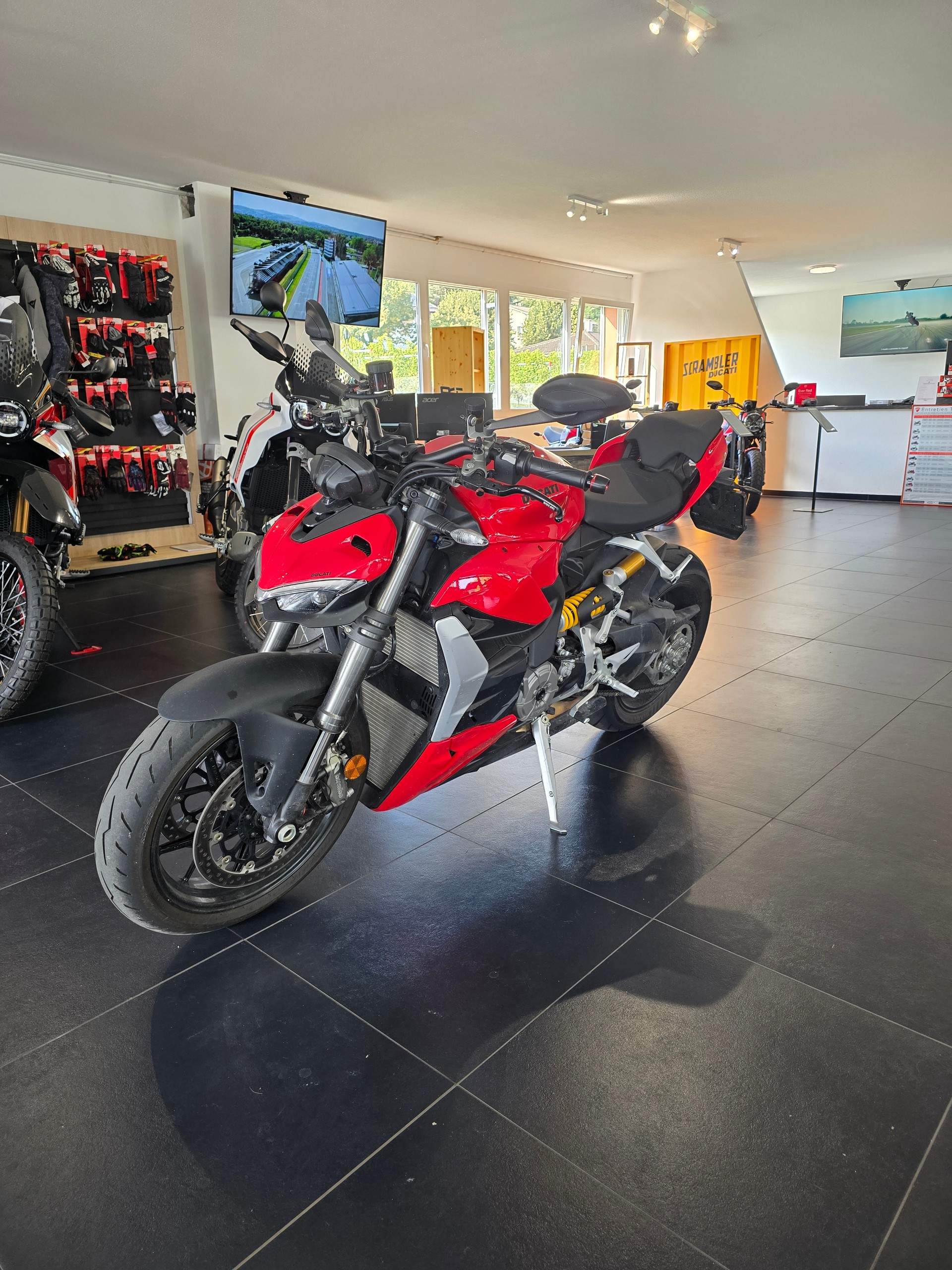 DUCATI Streetfighter V2-showroom-element-3