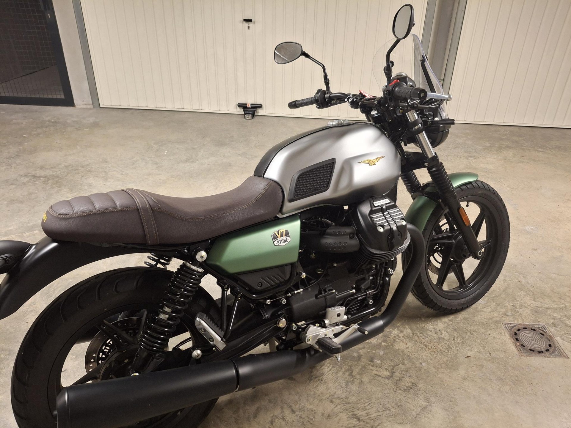 MOTO GUZZI V7 850 Stone Centenario-showroom-element-1