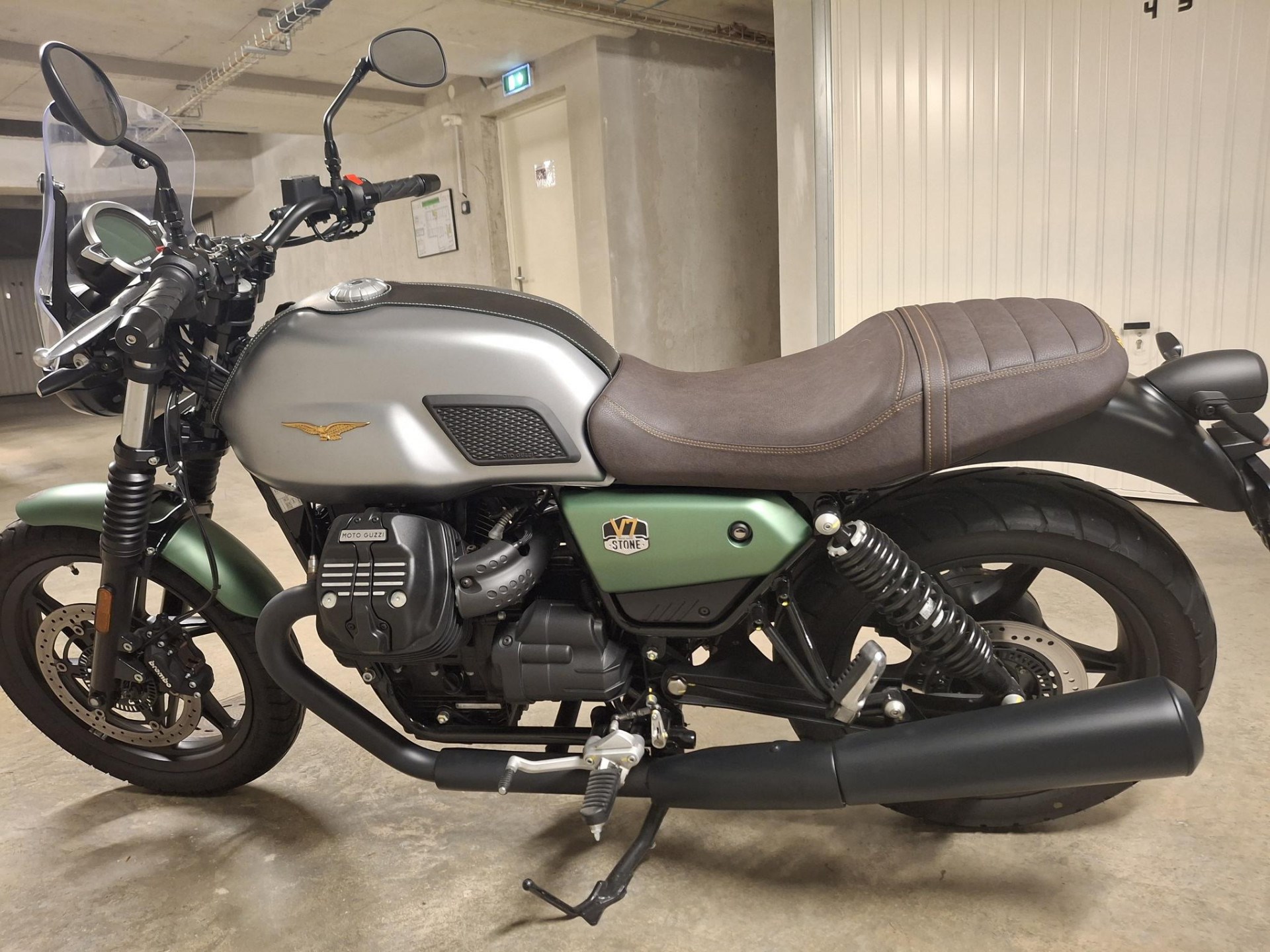MOTO GUZZI V7 850 Stone Centenario-showroom-element-2