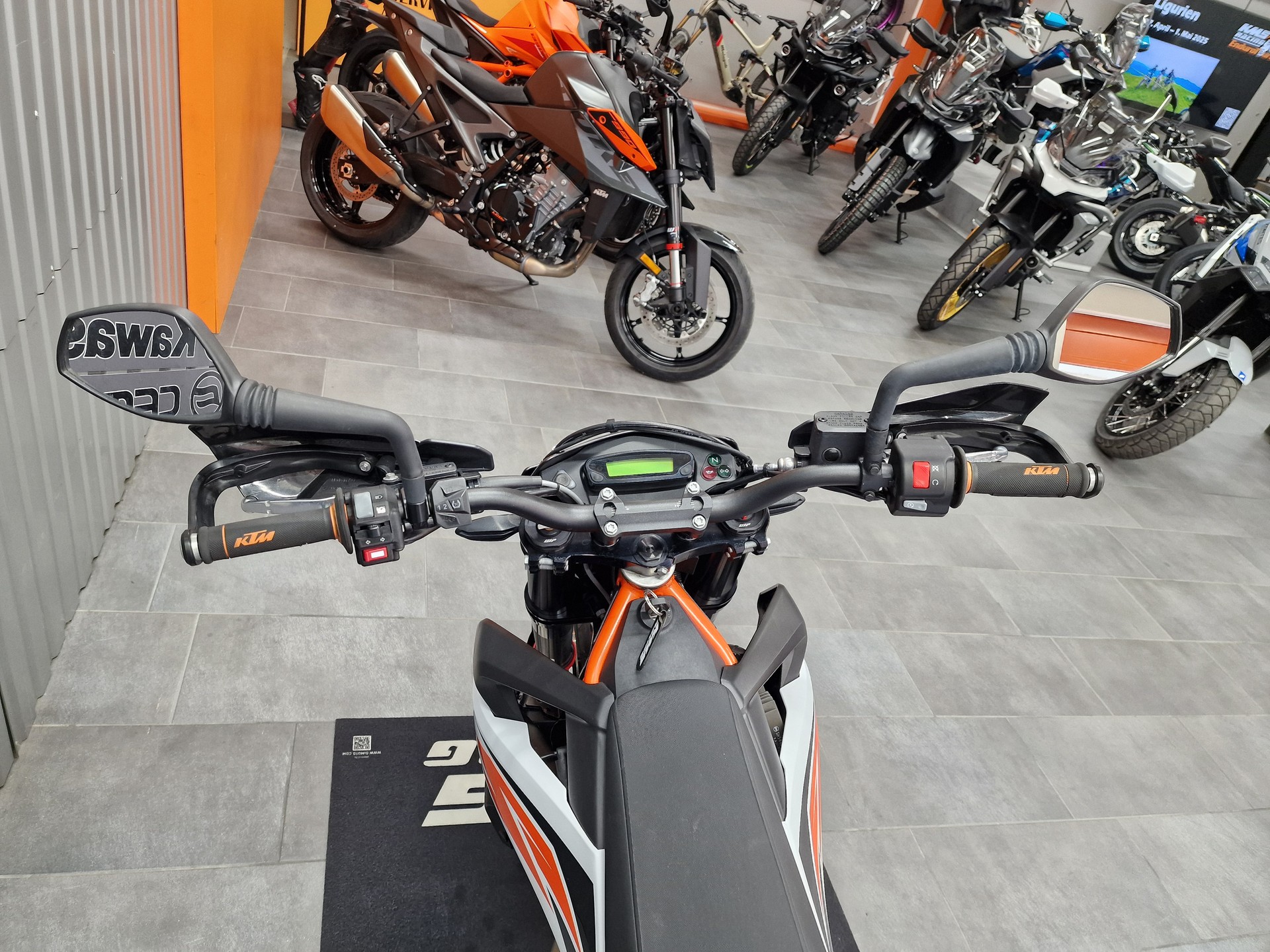 KTM 690 SMC R ABS (35 kW)-showroom-element-3