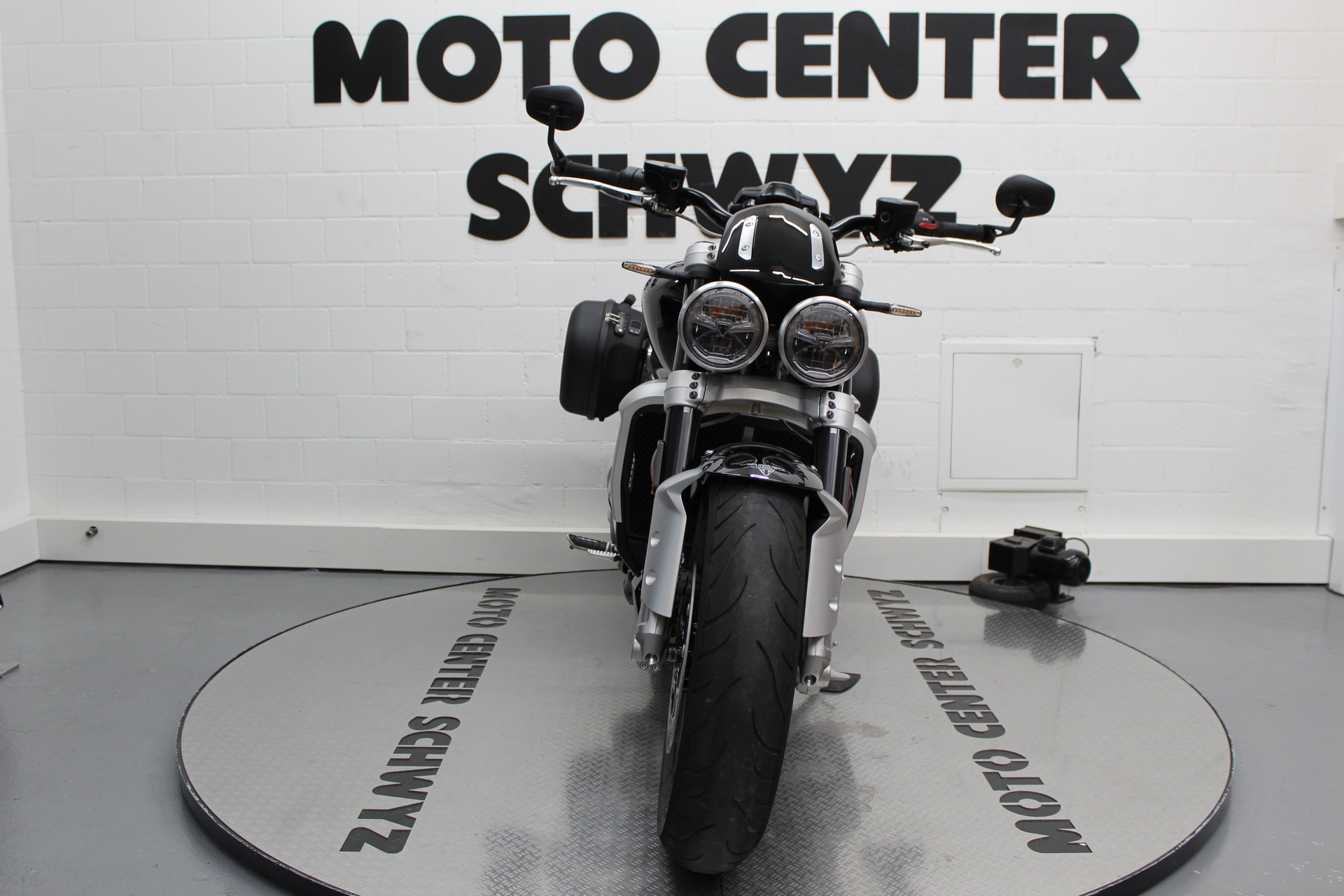 TRIUMPH Rocket 3 R Chrome Edition-showroom-element-2