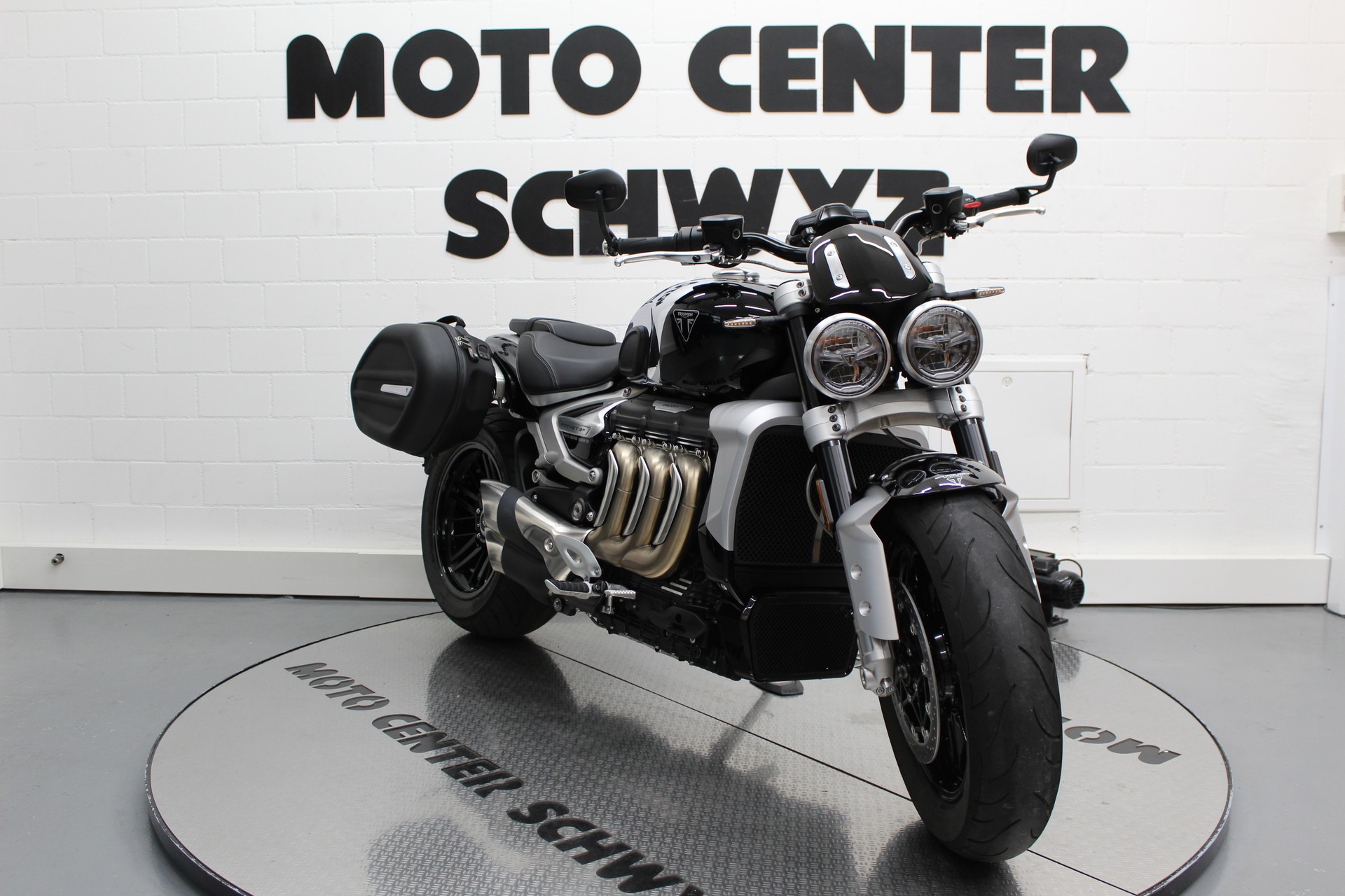 TRIUMPH Rocket 3 R Chrome Edition-showroom-element-1