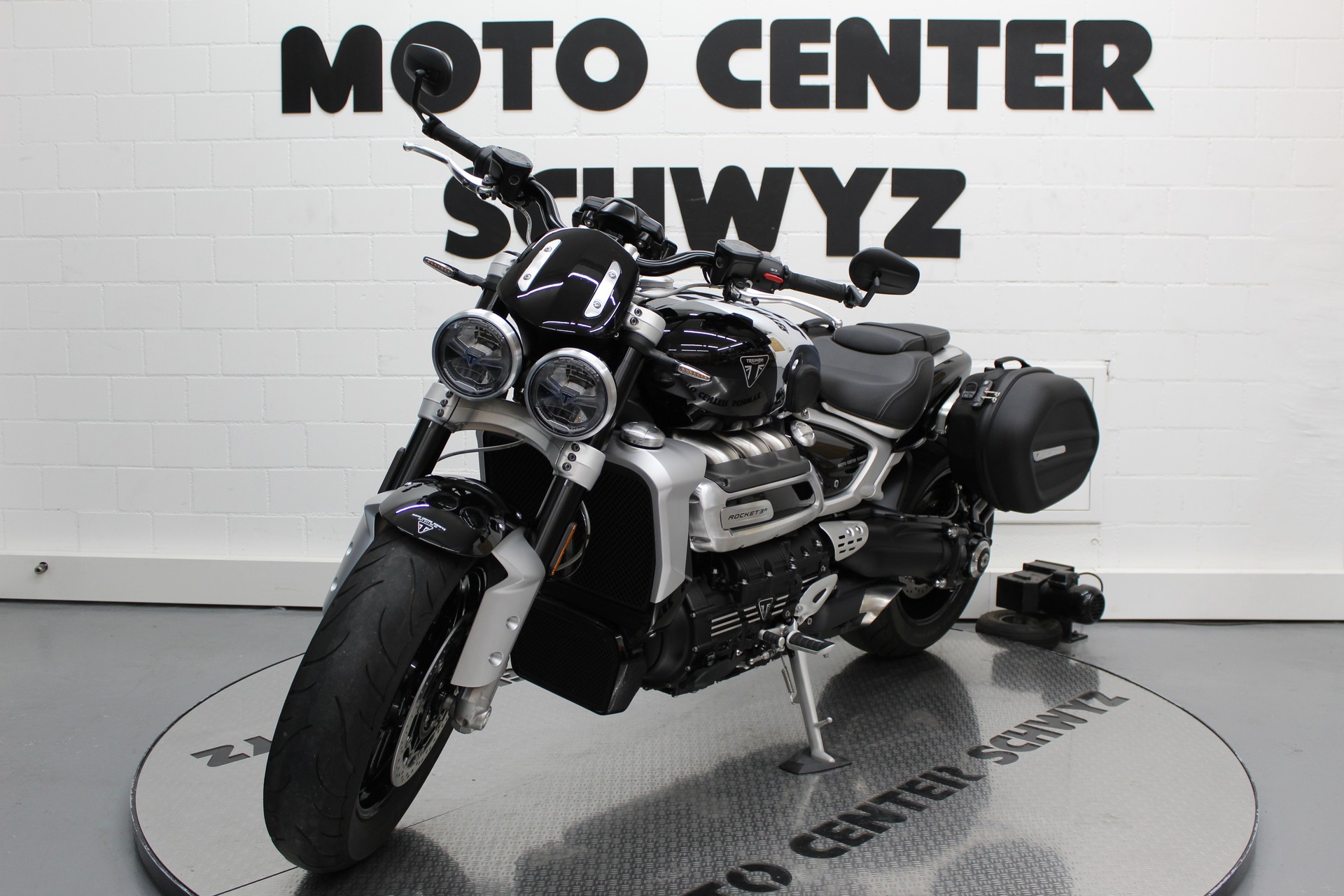 TRIUMPH Rocket 3 R Chrome Edition-showroom-element-3