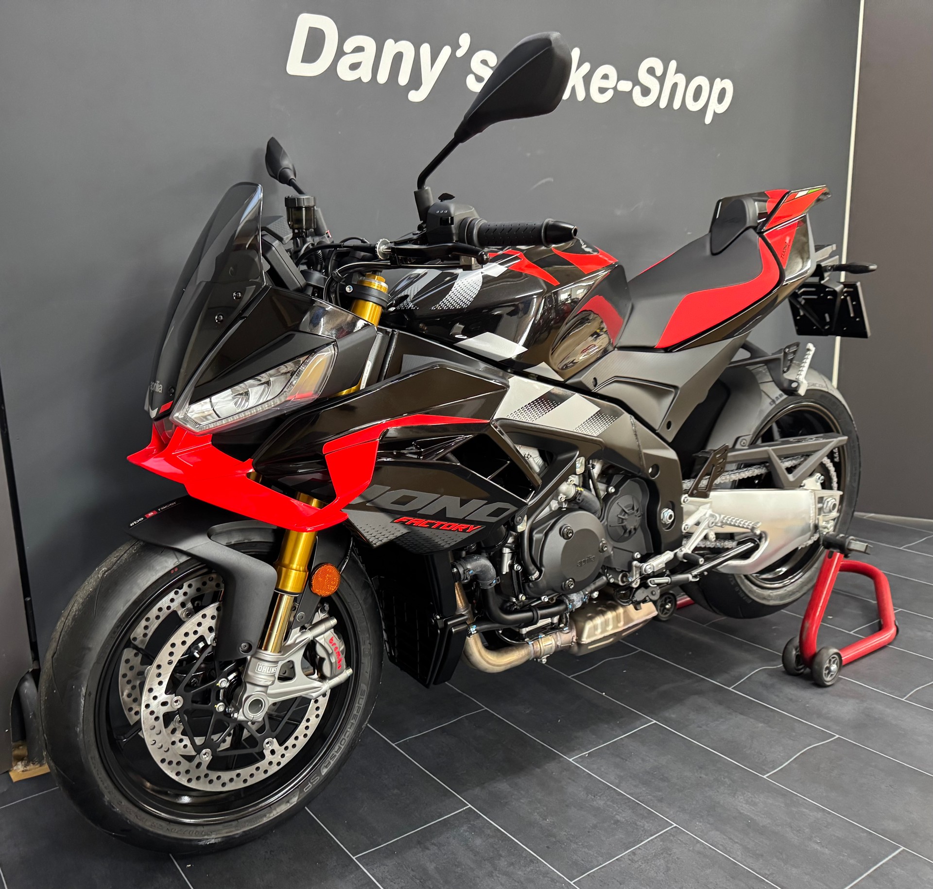 APRILIA Tuono V4 1100 Factory MY25-showroom-element-3