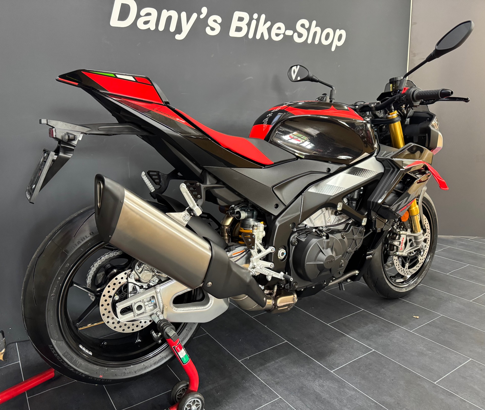 APRILIA Tuono V4 1100 Factory MY25-showroom-element-2