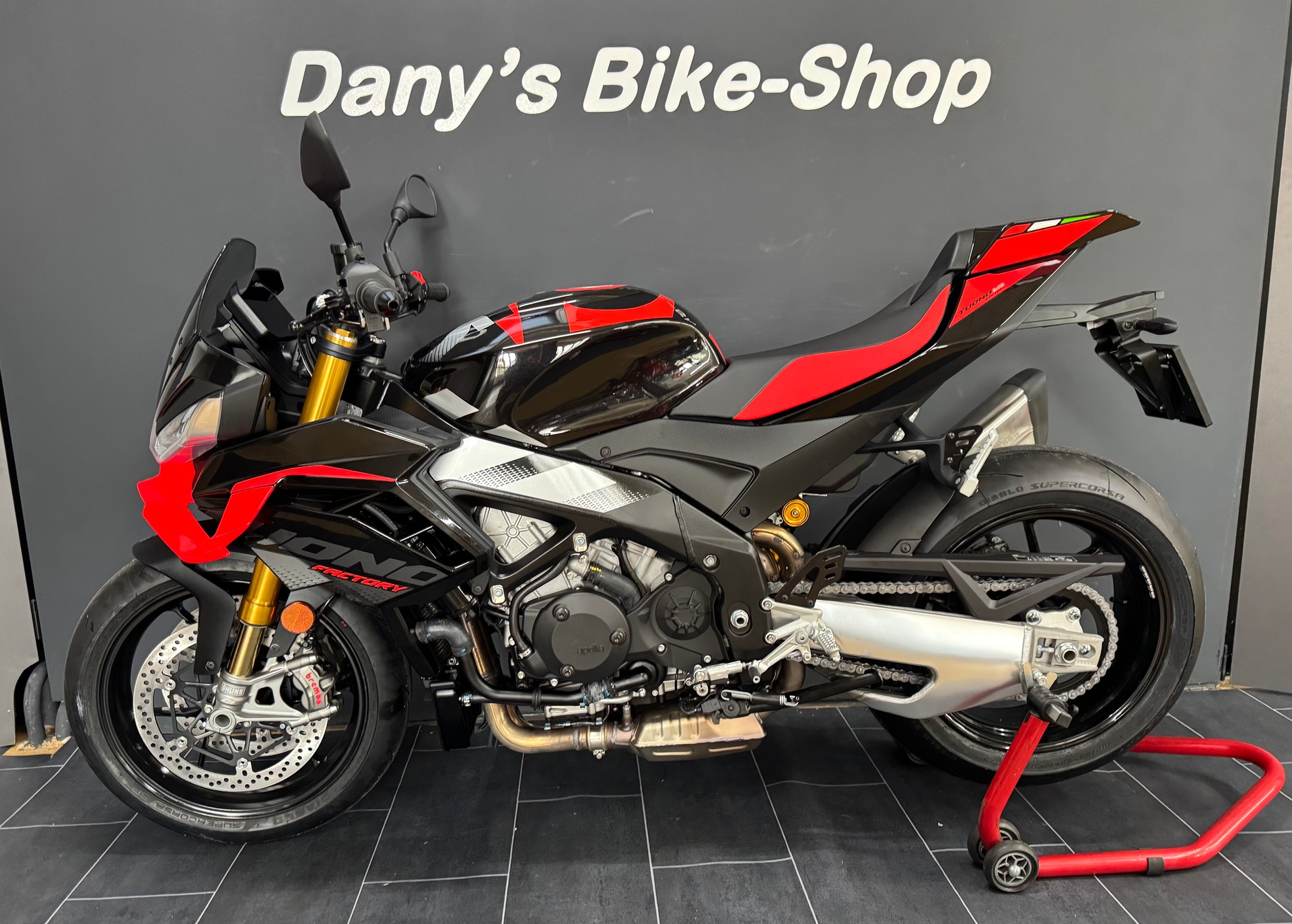 APRILIA Tuono V4 1100 Factory MY25-showroom-element-1