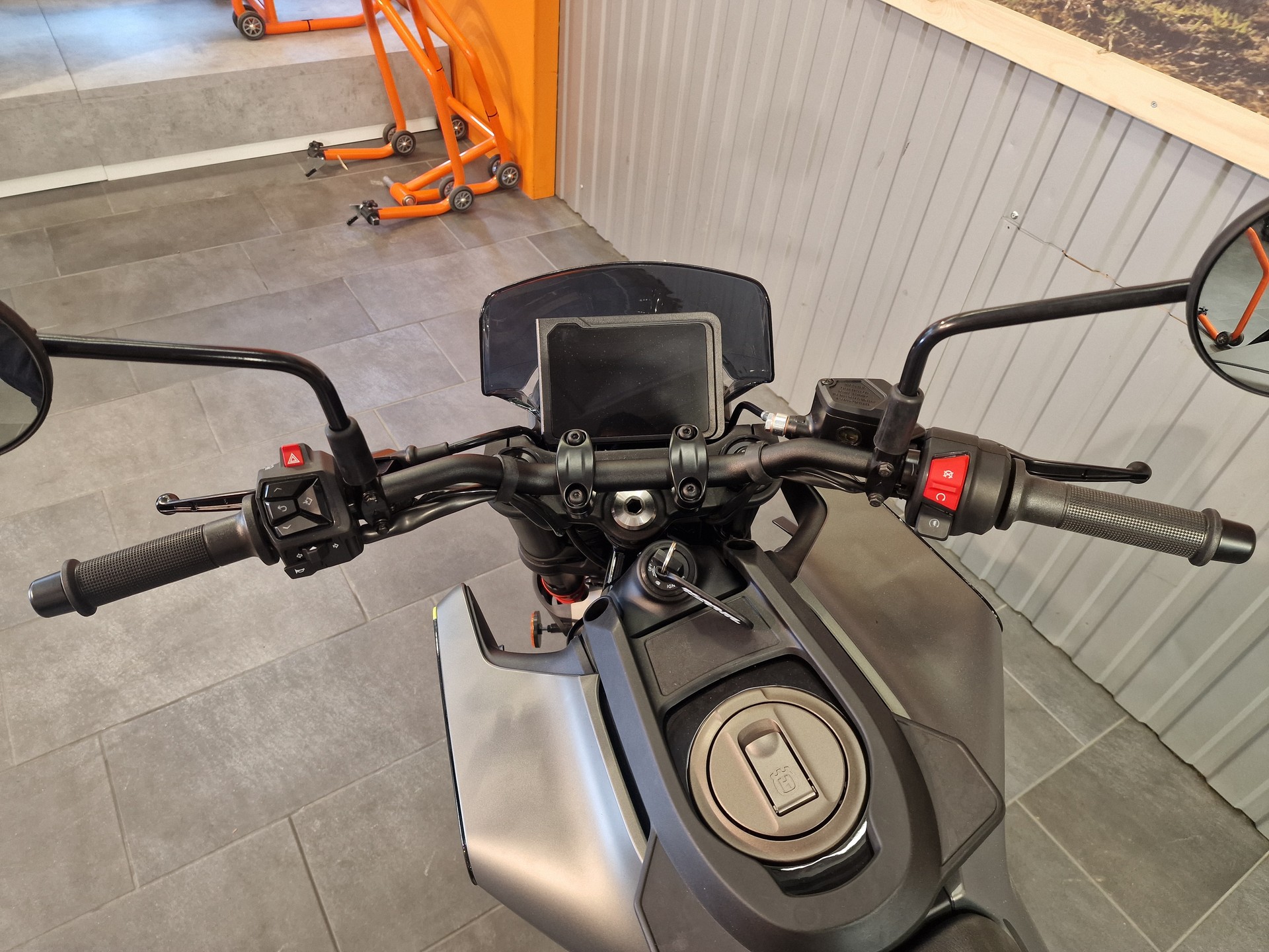 HUSQVARNA Svartpilen 401-showroom-element-3
