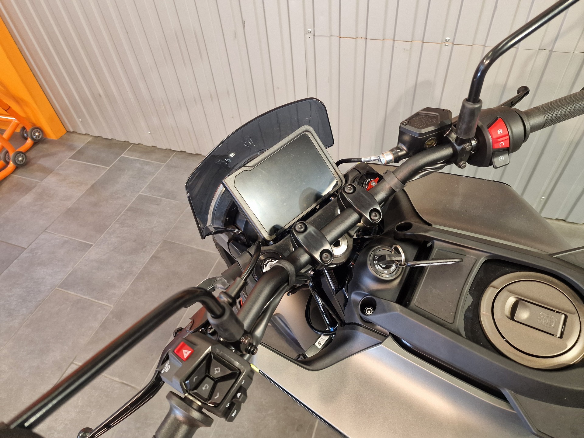 HUSQVARNA Svartpilen 401-showroom-element-2