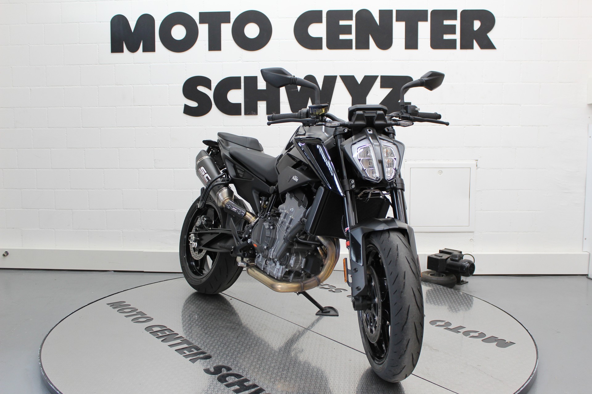 KTM 890 Duke-showroom-element-1