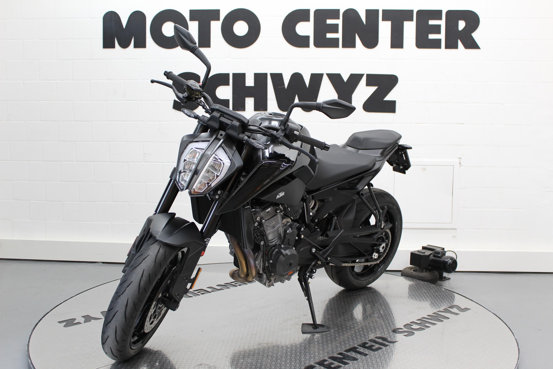 KTM 890 Duke-showroom-element-3