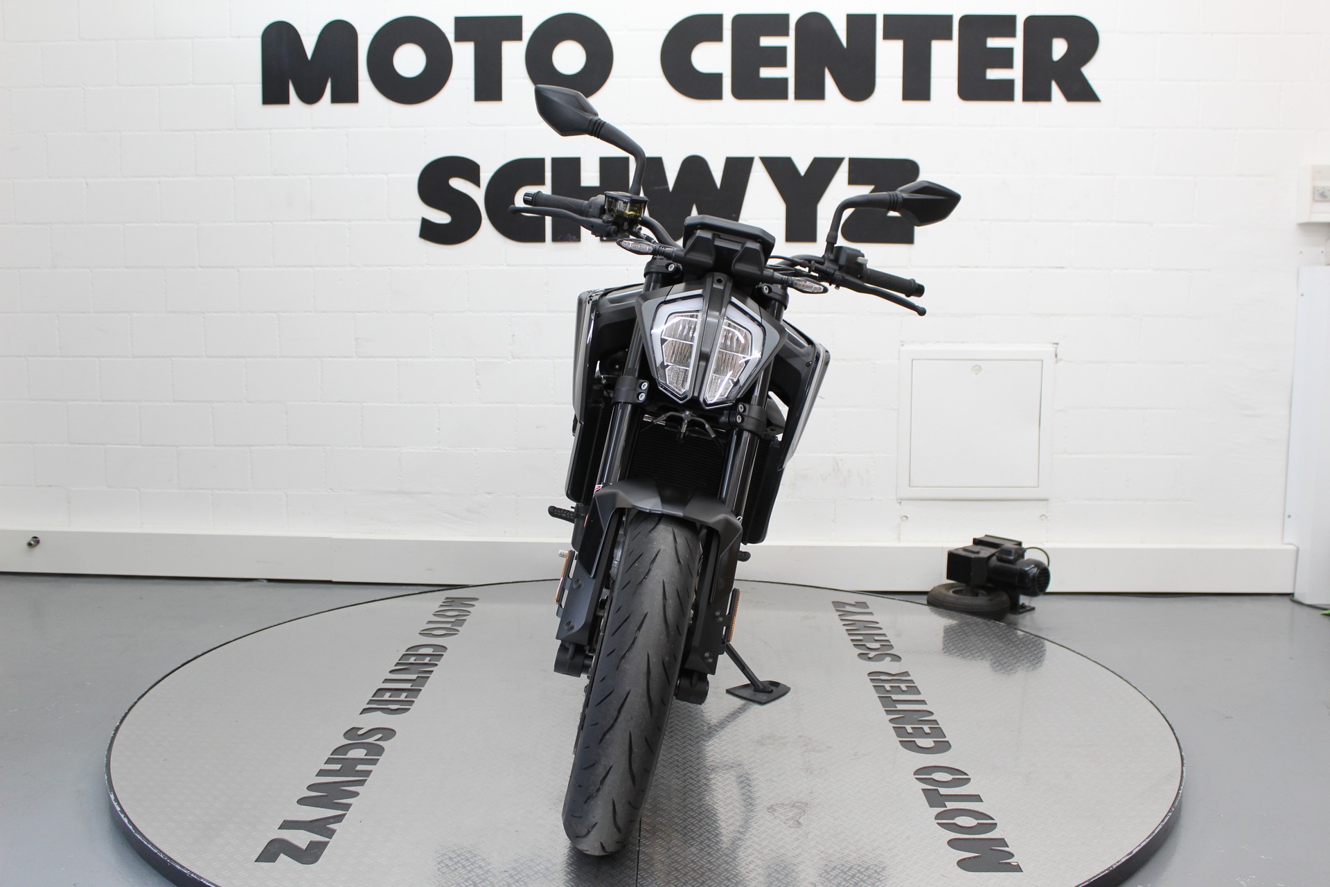 KTM 890 Duke-showroom-element-2