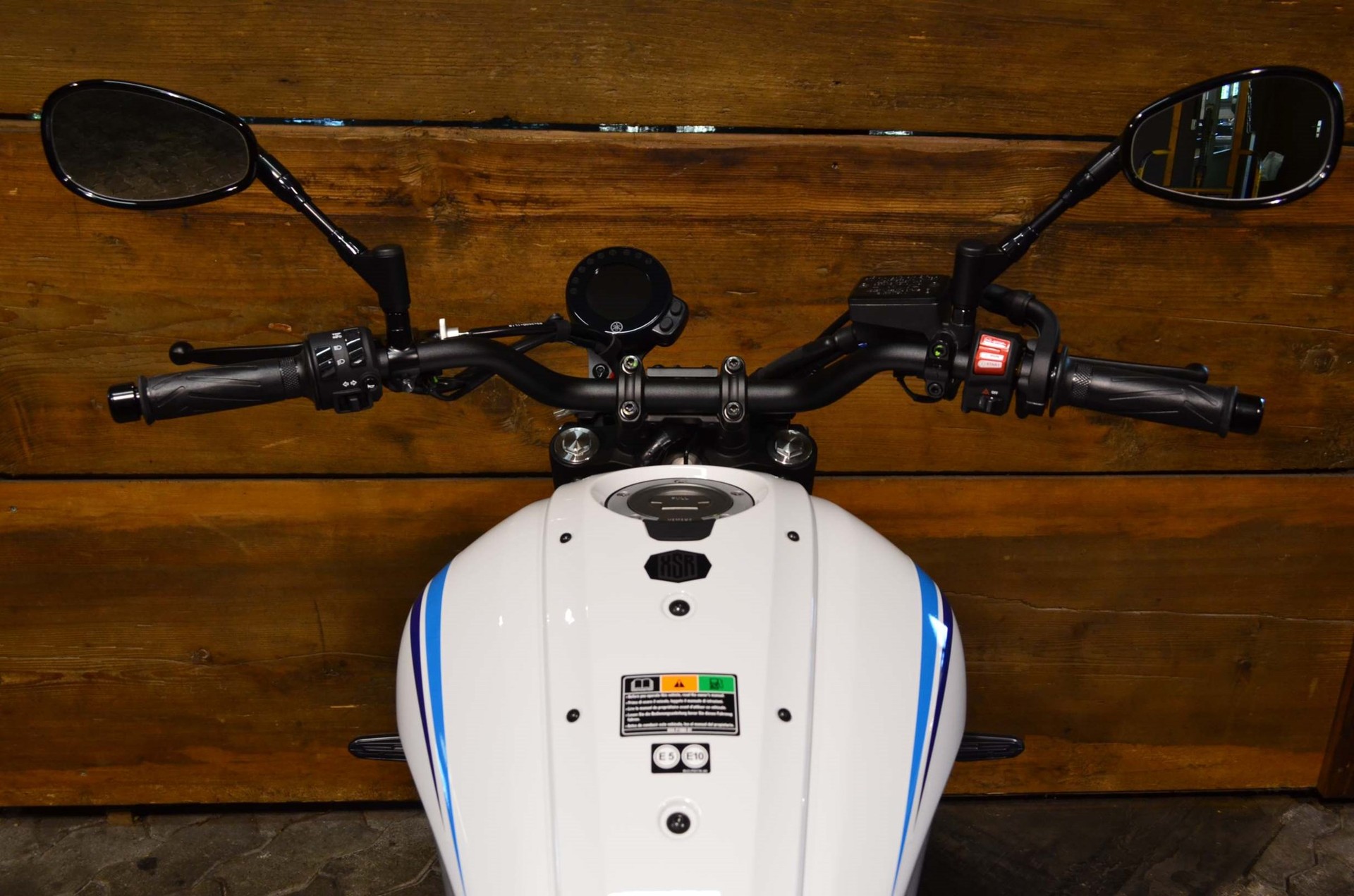 YAMAHA XSR 700 ABS-showroom-element-2