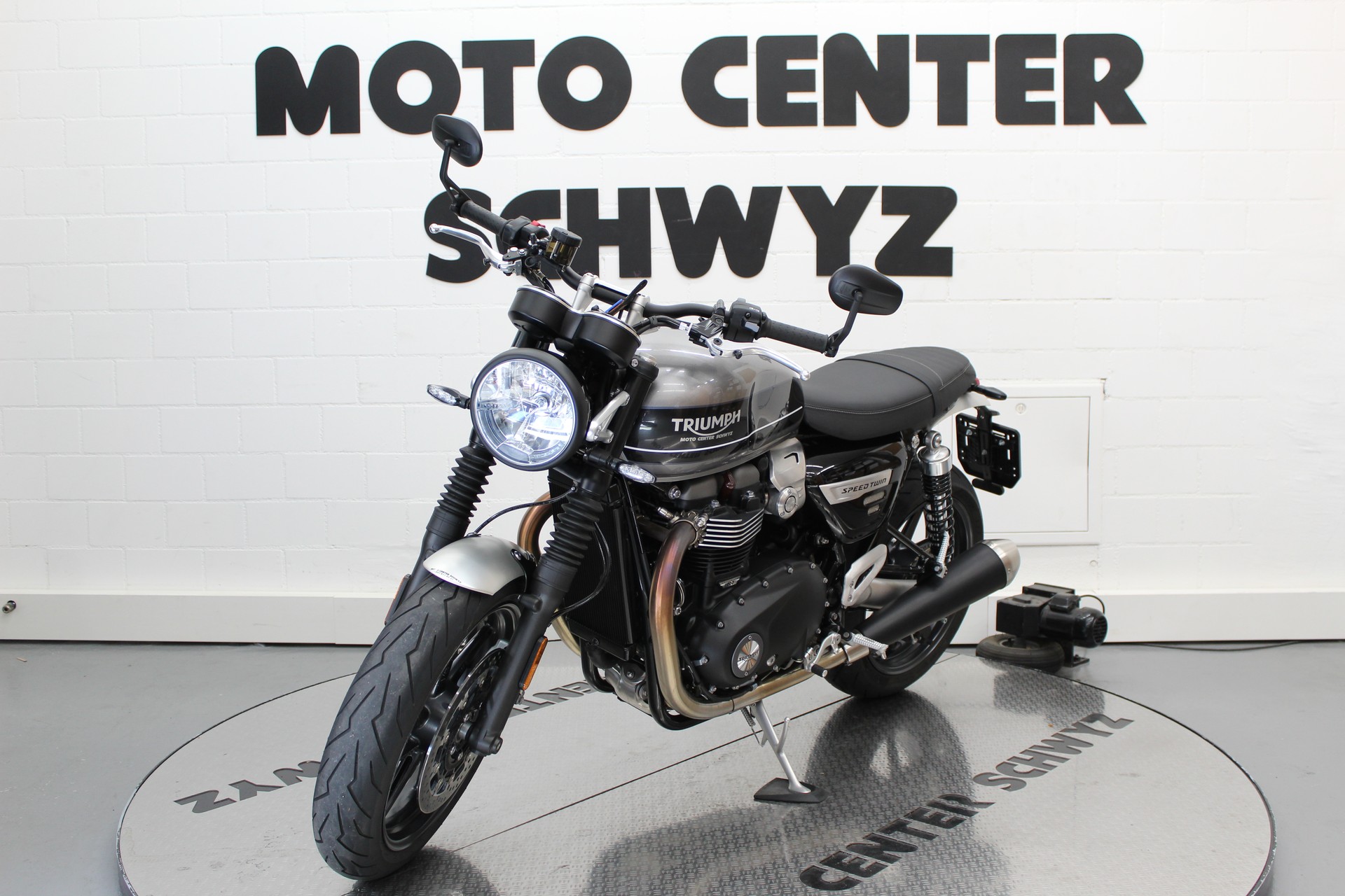 TRIUMPH Speed Twin 1200-showroom-element-3