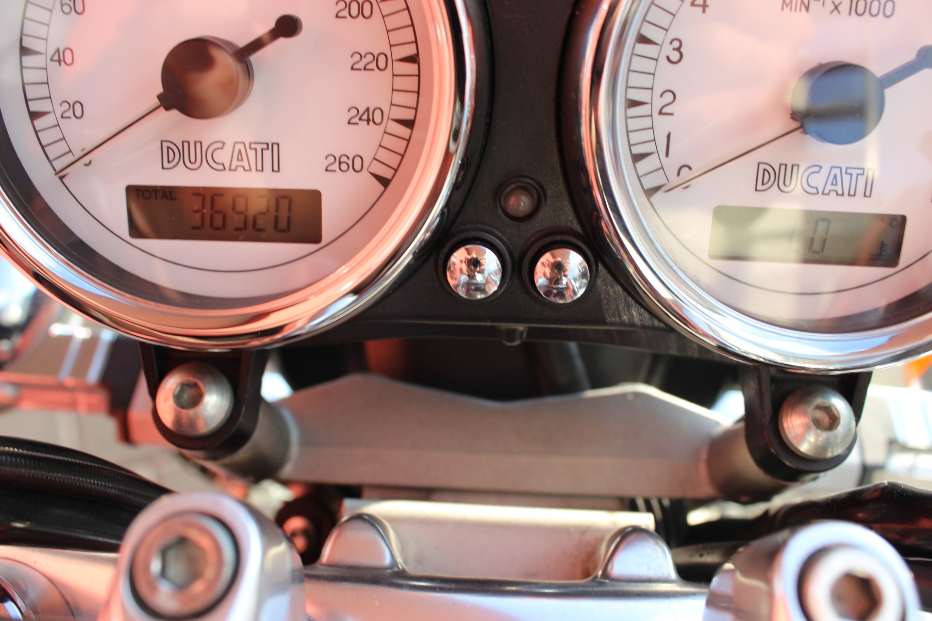 DUCATI GT 1000-showroom-element-3