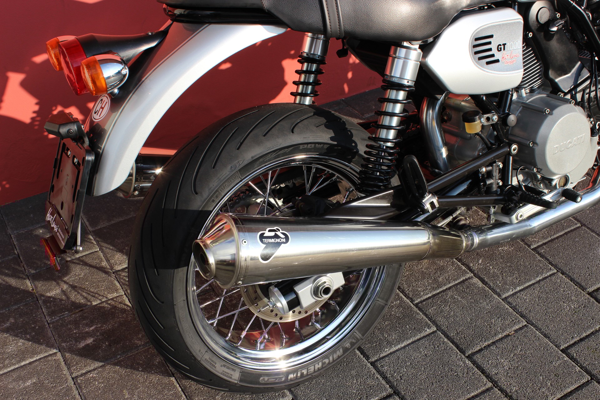 DUCATI GT 1000-showroom-element-1