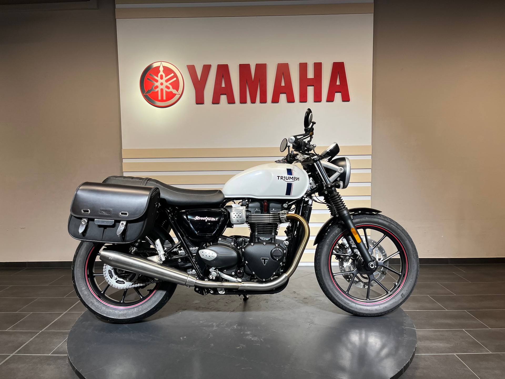 TRIUMPH Street Twin 900i-showroom-element-1