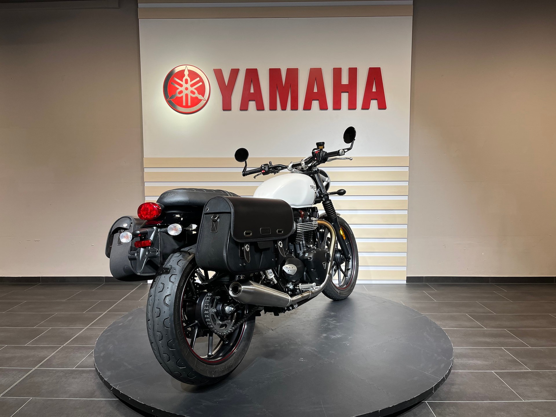 TRIUMPH Street Twin 900i-showroom-element-2