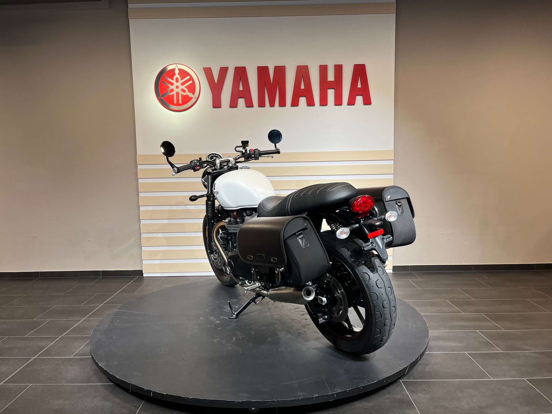 TRIUMPH Street Twin 900i-showroom-element-3