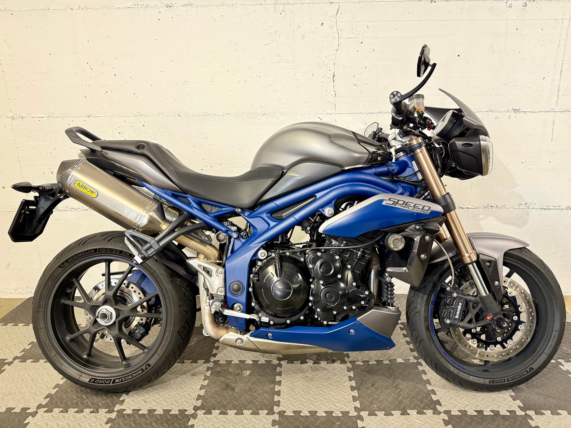 TRIUMPH Speed Triple 1050 ABS-showroom-element-2