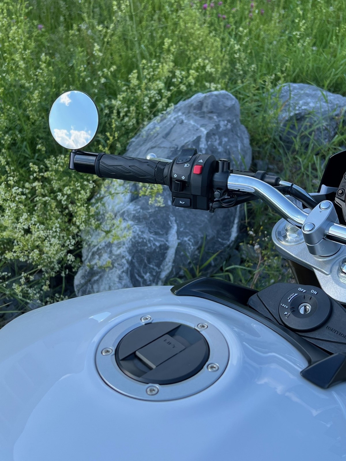 SUZUKI GSR 750 A/U-image-5