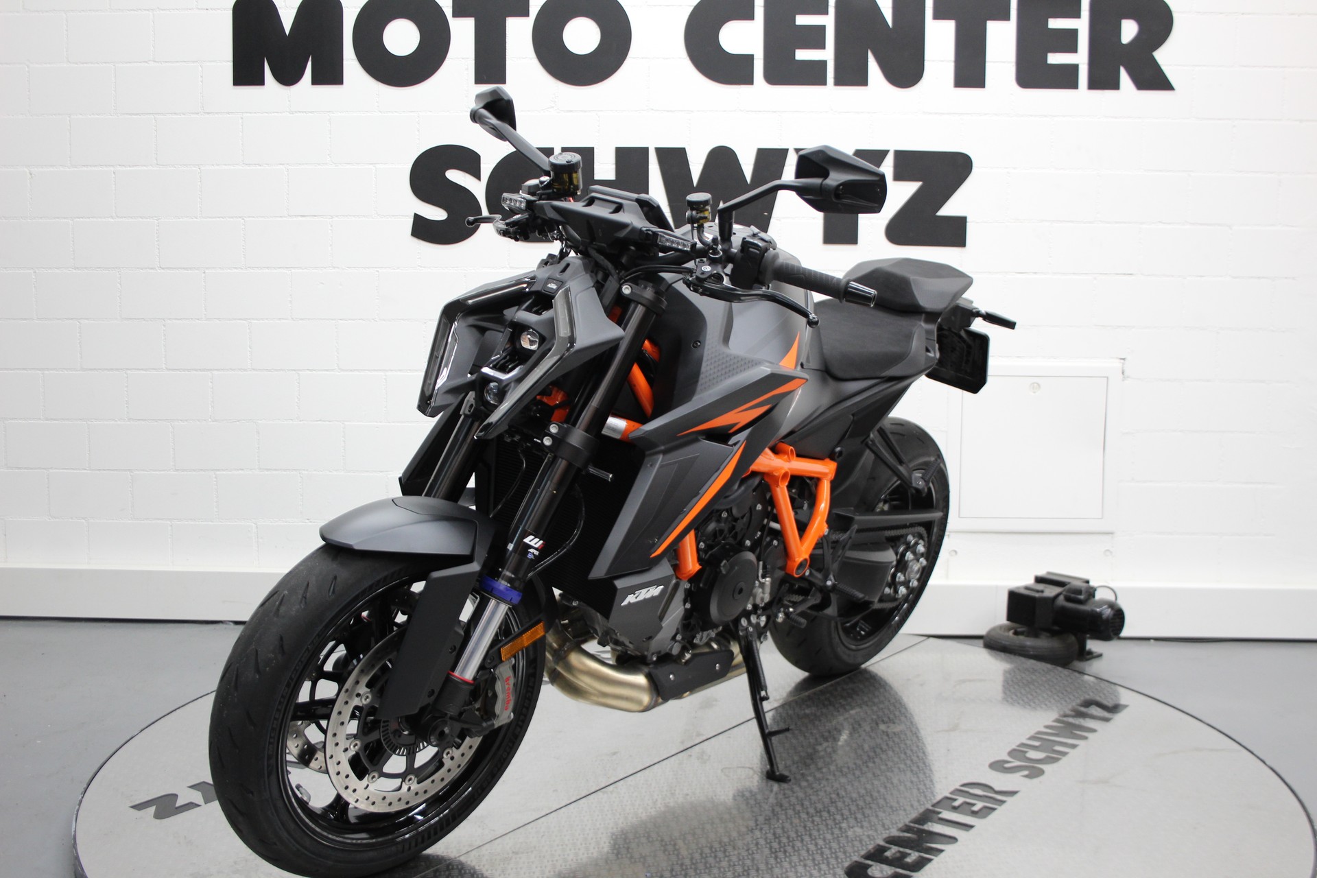 KTM 1390 Super Duke R EVO-showroom-element-3