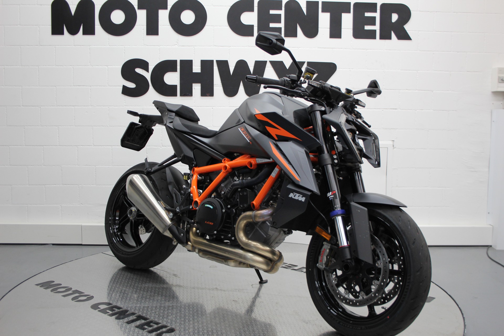 KTM 1390 Super Duke R EVO-showroom-element-1