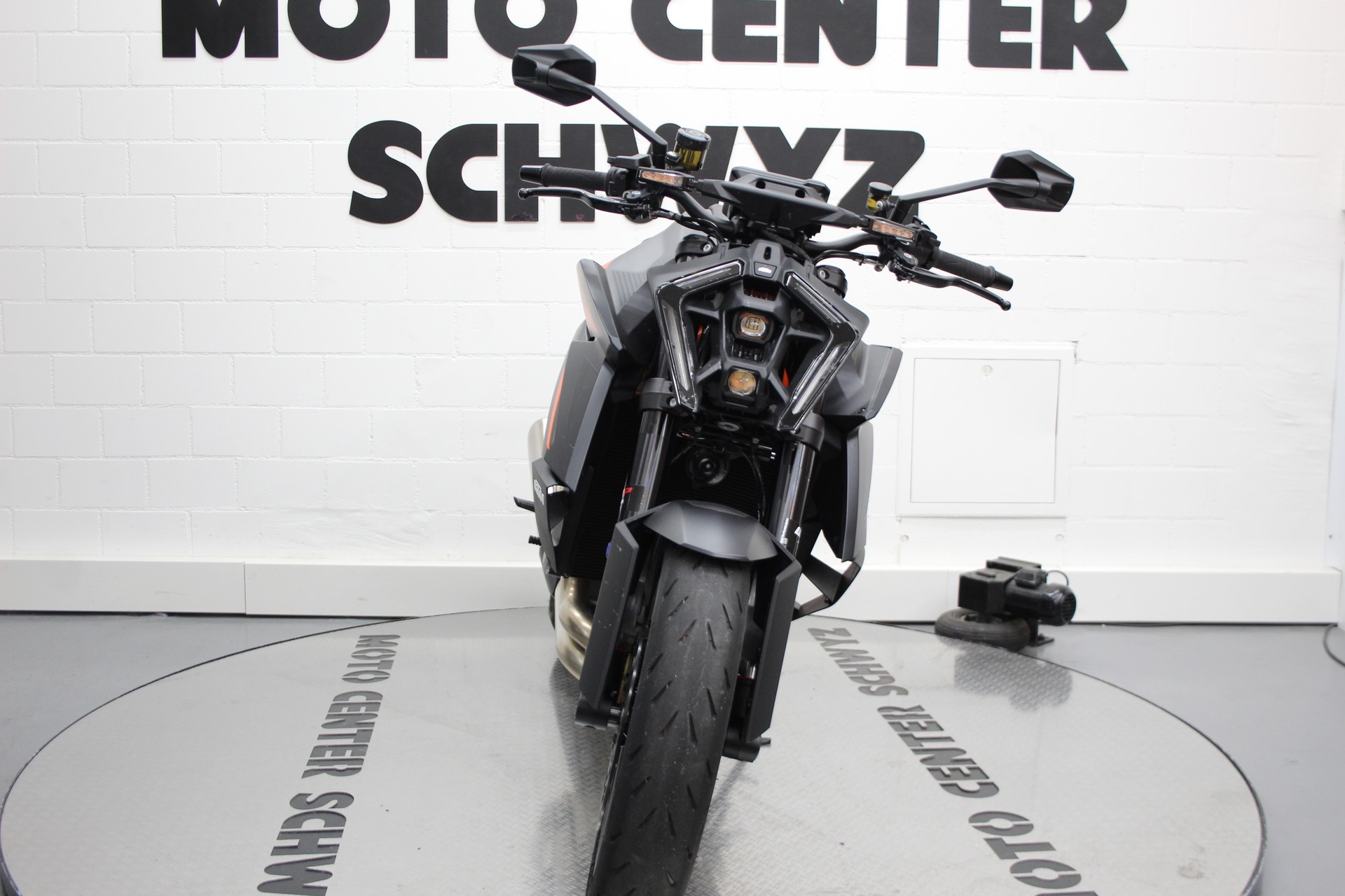 KTM 1390 Super Duke R EVO-showroom-element-2