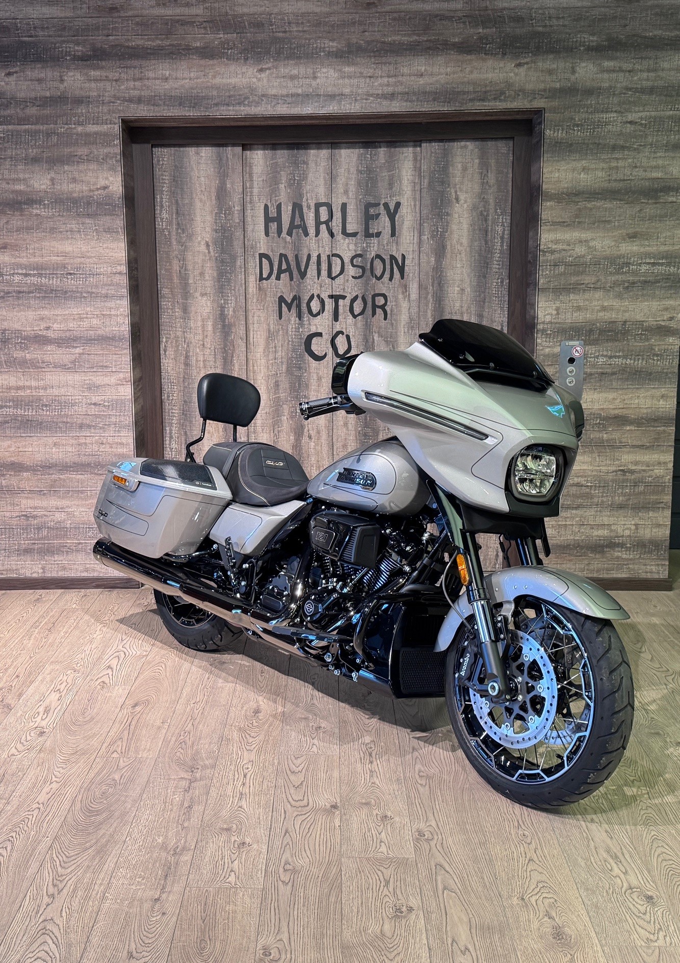 HARLEY-DAVIDSON FLHXSE Street Glide CVO 121-showroom-element-1