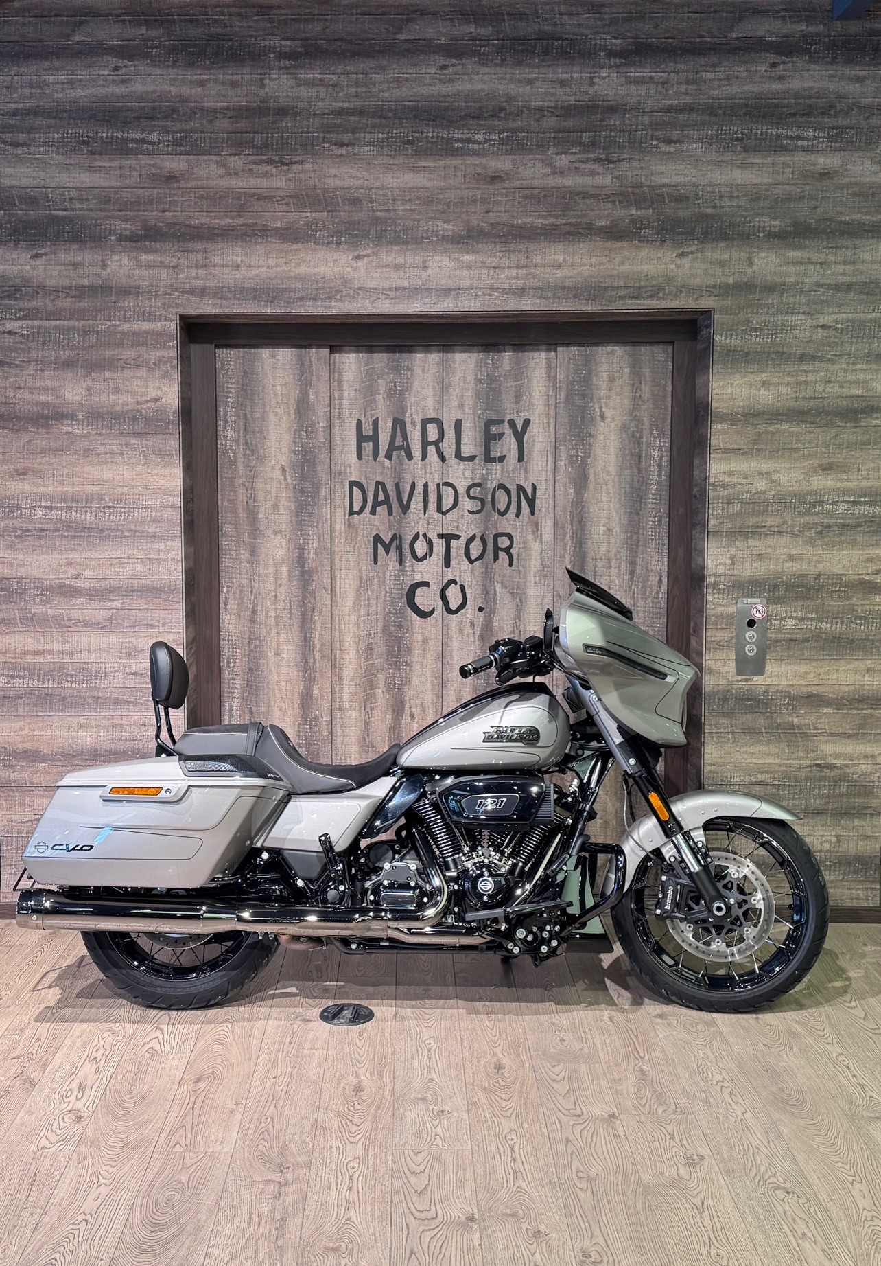 HARLEY-DAVIDSON FLHXSE Street Glide CVO 121