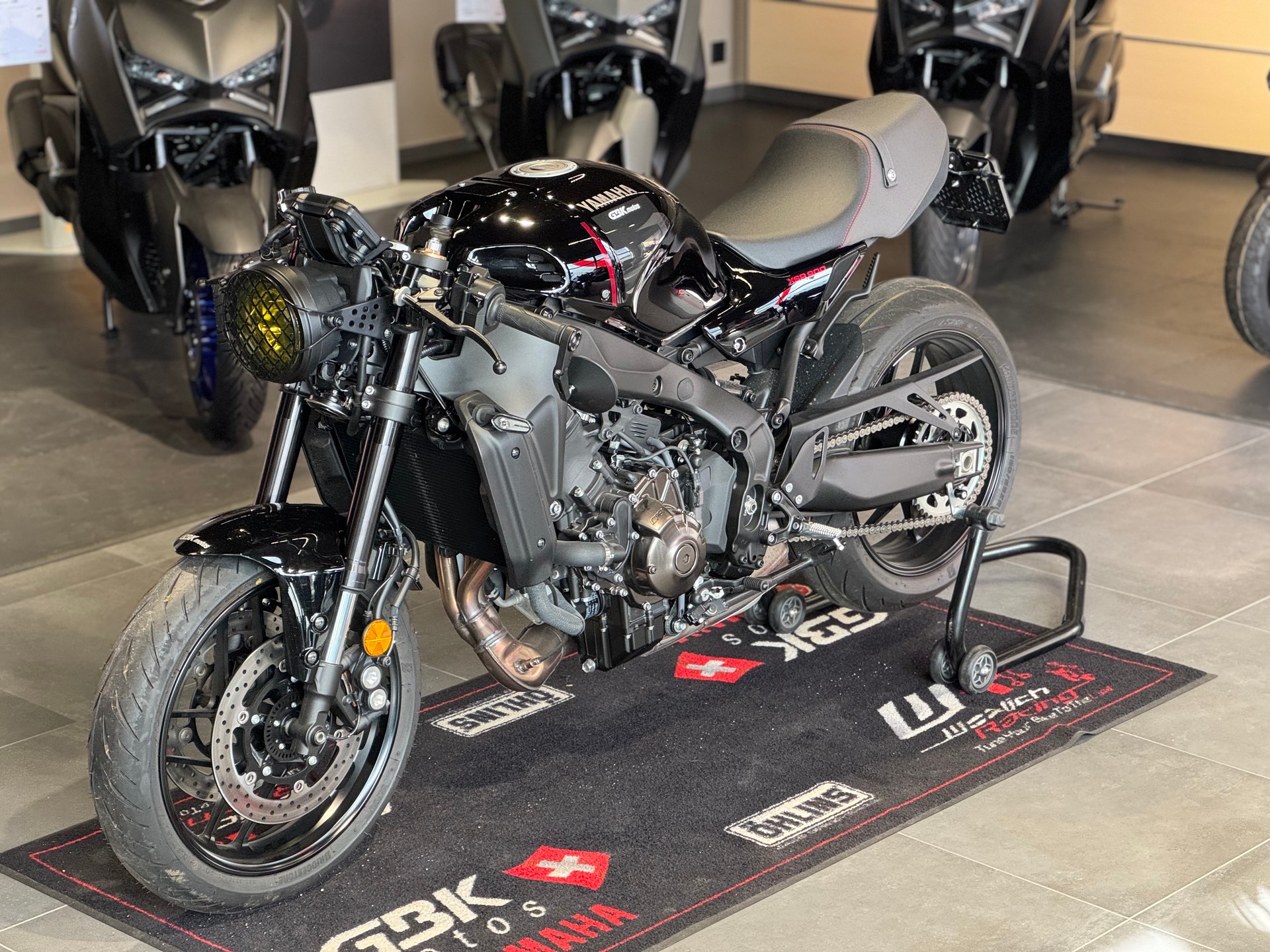YAMAHA XSR 900-showroom-element-1
