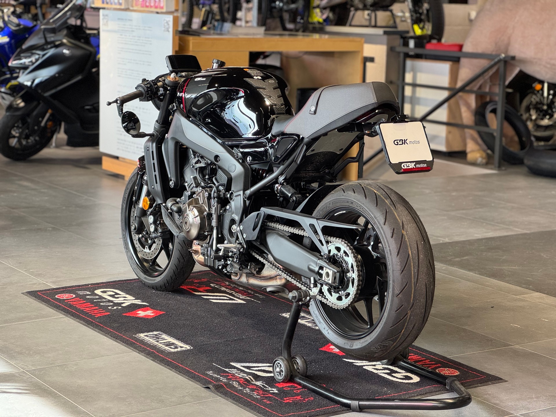 YAMAHA XSR 900-showroom-element-2