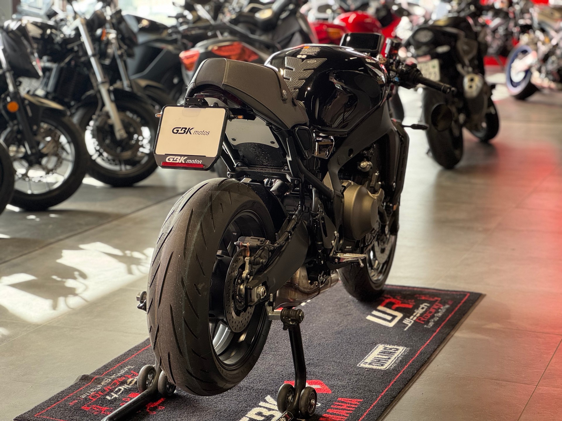 YAMAHA XSR 900-showroom-element-3