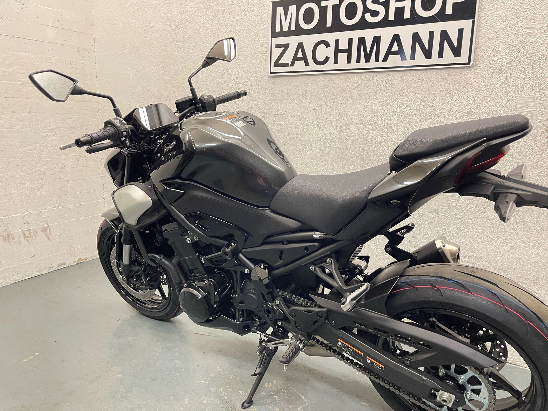 KAWASAKI Z 900 (35kW)-showroom-element-3