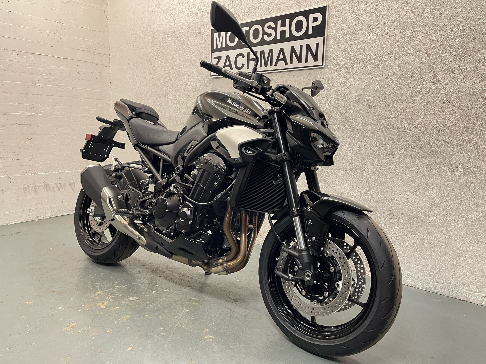 KAWASAKI Z 900 (35kW)-showroom-element-1