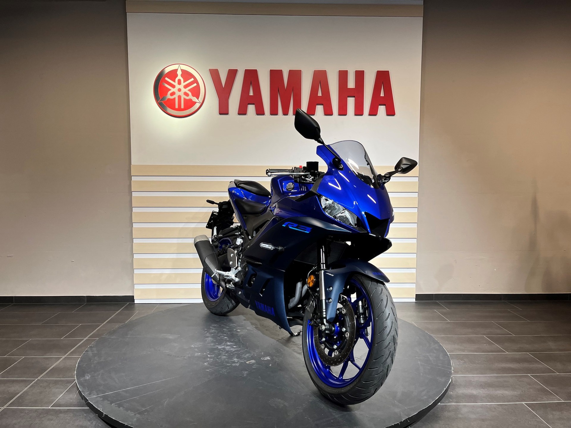 YAMAHA YZF-R3-showroom-element-1