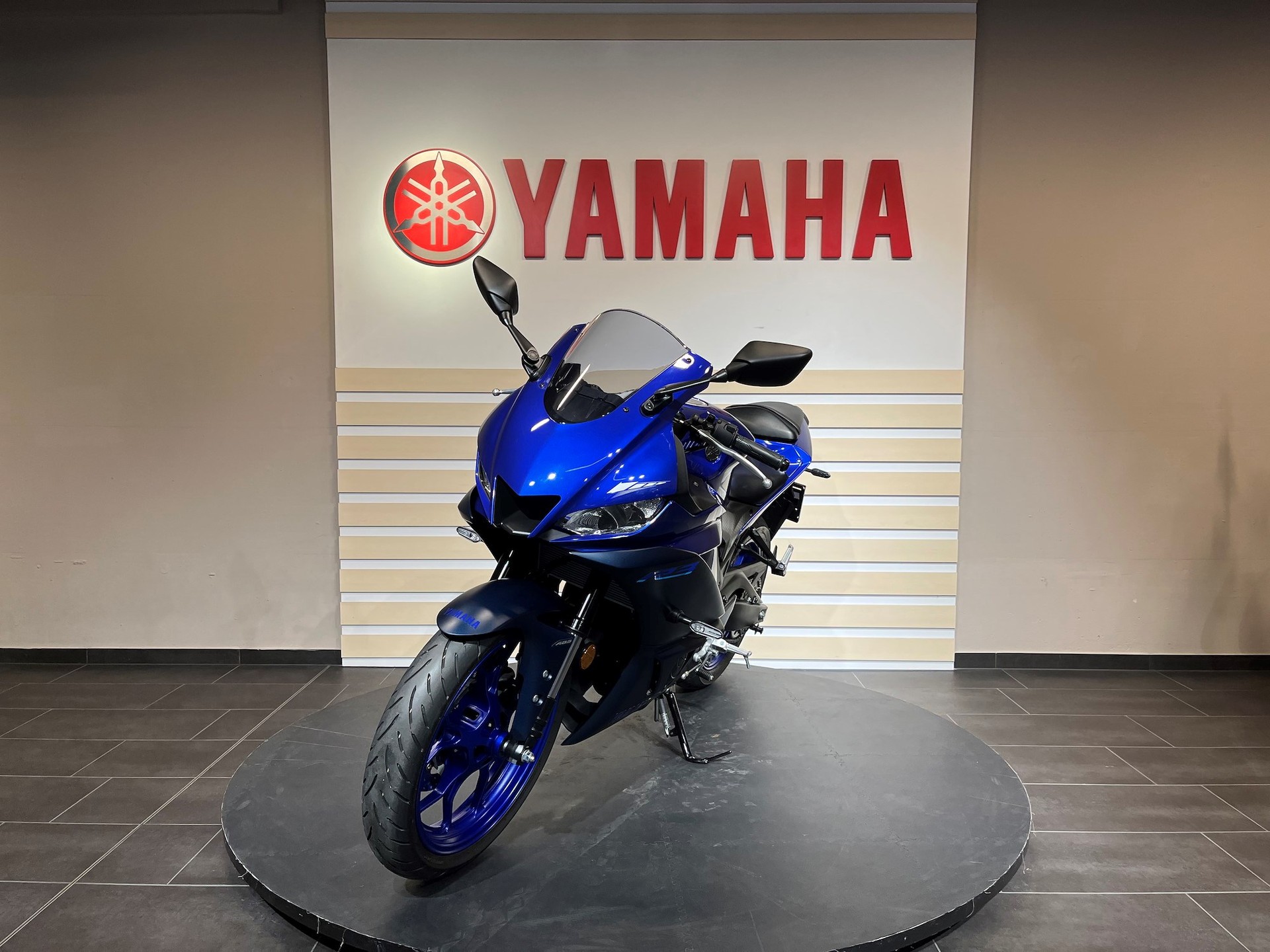 YAMAHA YZF-R3-showroom-element-2