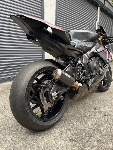 YAMAHA YZF-R1 ABS-image-1