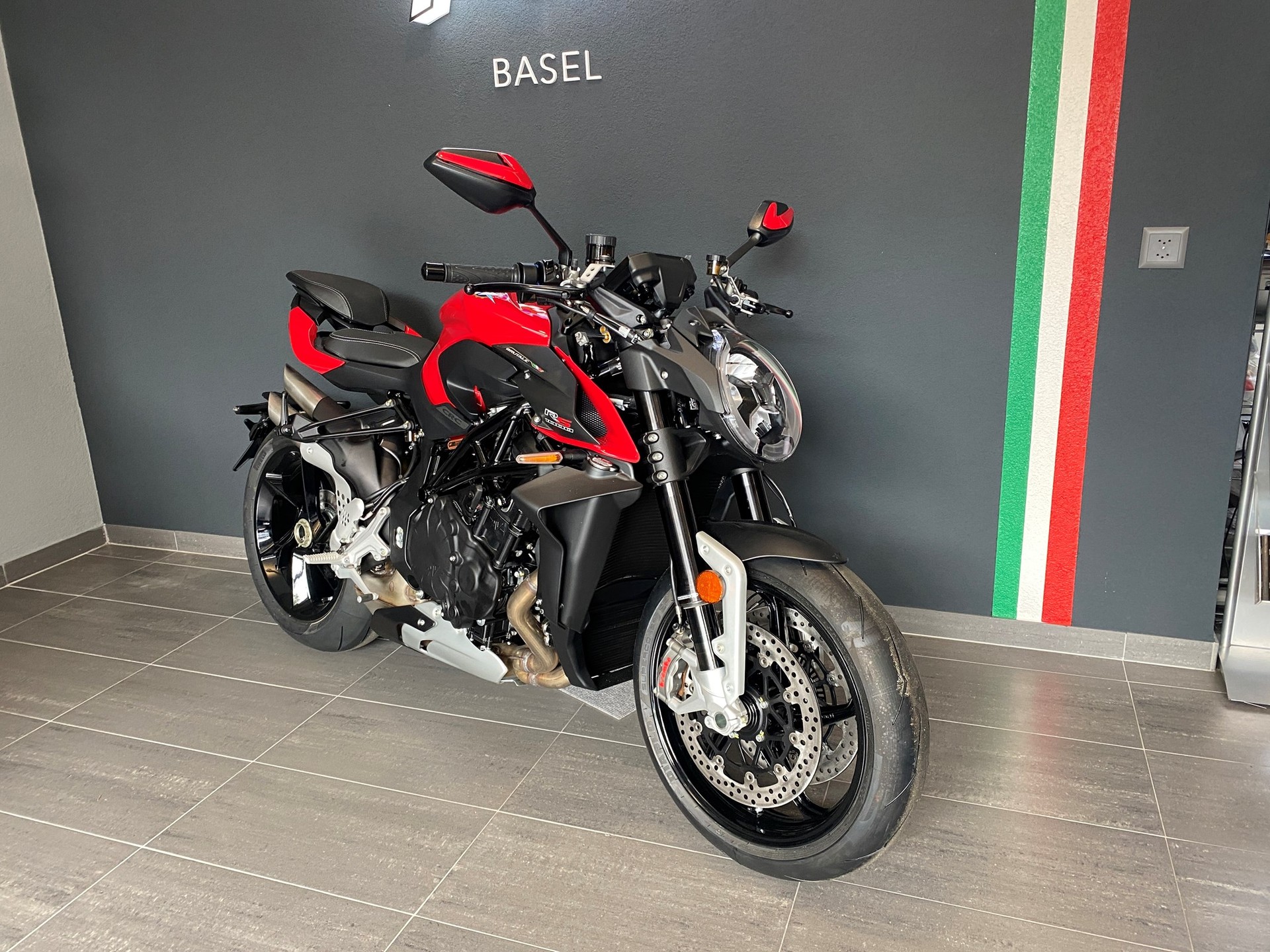 MV AGUSTA B4 Brutale 1000 RS-showroom-element-3